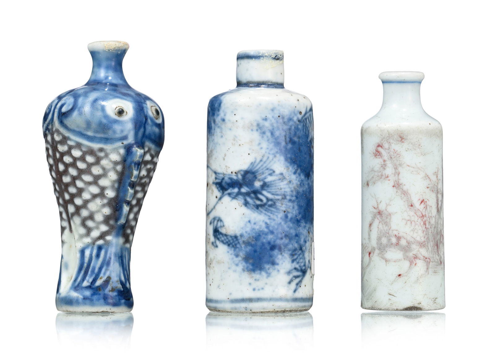 Ensemble de 3 flacons à priser en porcelaine, Chine, XIX-XXe s.: tous au décor rouge et/ou: Ensemble de 3 flacons à priser en porcelaine, Chine, XIX-XXe s.: tous au décor rouge et/ou bleu d'animaux ou créatures surnaturelles, 1 au décor bleu de dragon chassant la perle fl
