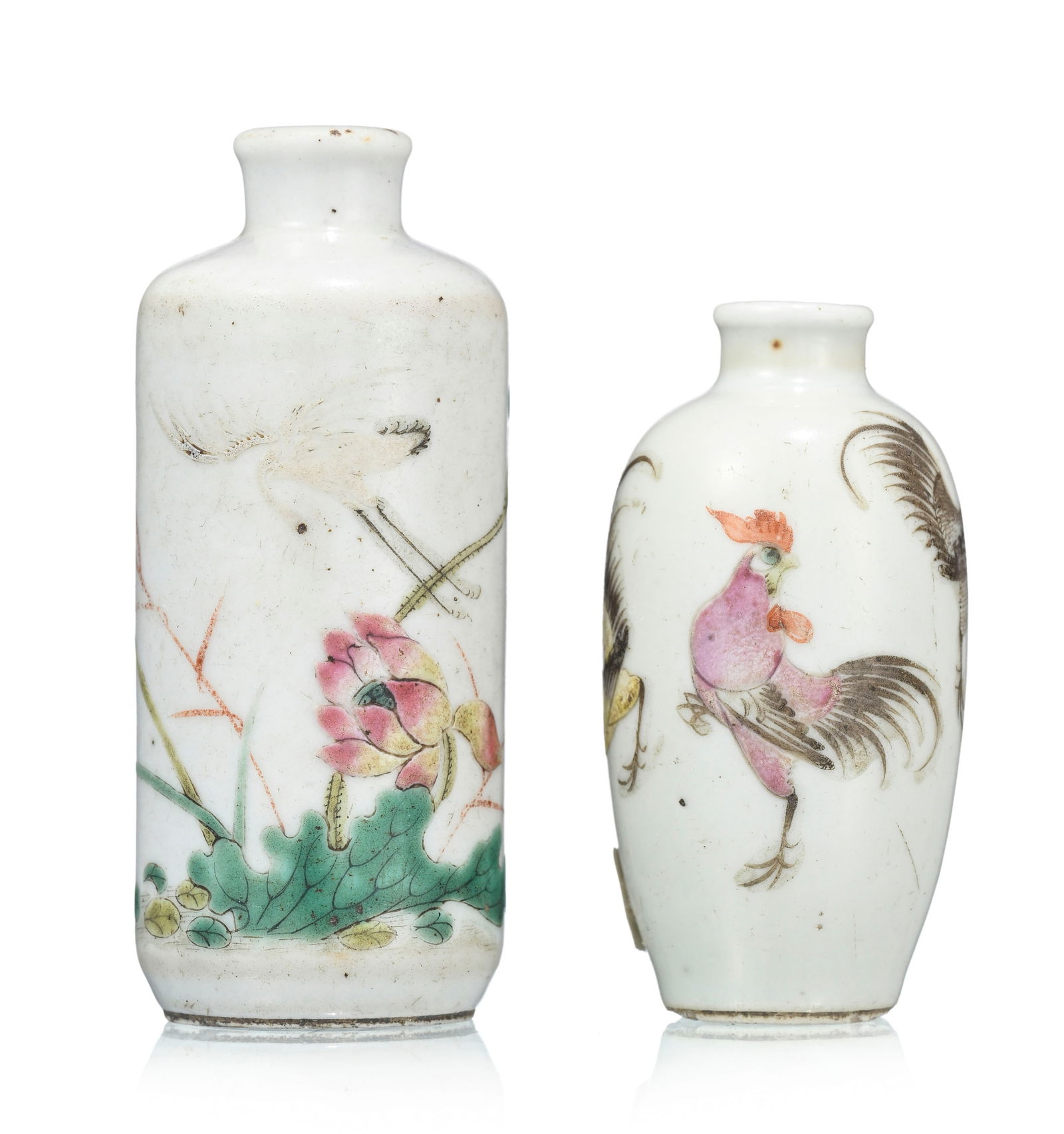 2 flacons à priser en porcelaine, Chine, dynastie Qing, un ovoïde, décor de coqs, mar: 2 flacons à priser en porcelaine, Chine, dynastie Qing, un ovoïde, décor de coqs, marque Qianlong sous la base, un de type famille verte, en forme de vase rouleau, décor de grue, i