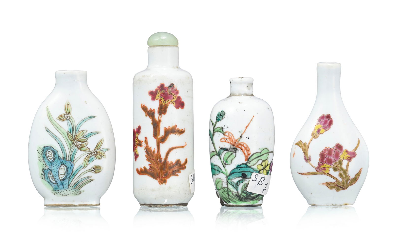Ensemble de 4 flacons à priser en porcelaine, Chine, XIX-XXe s.: décors variés de fle: Ensemble de 4 flacons à priser en porcelaine, Chine, XIX-XXe s.: décors variés de fleurs, tailles diverses, h. max. 9 cm (2 fêlés) A set of 4 porcelain snuff bottles, China,