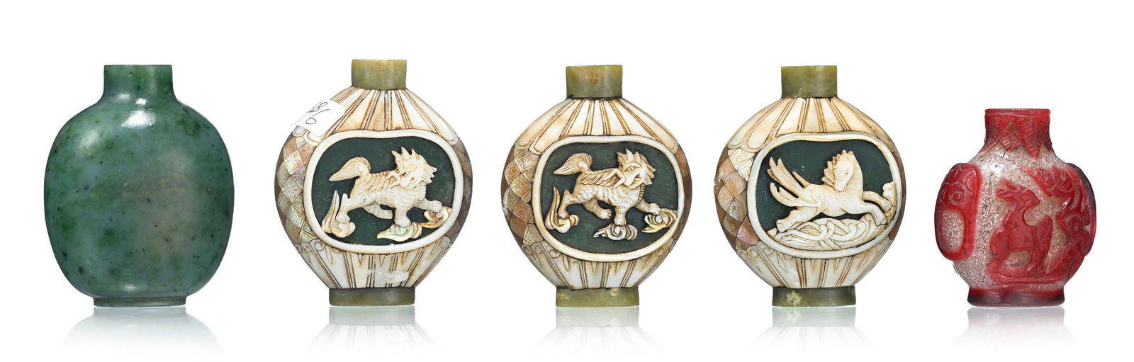Ensemble de 5 flacons à priser, dont 3 en nacre et pierre dure, 1 en verre multicouches et 1 en: Ensemble de 5 flacons à priser, dont 3 en nacre et pierre dure, 1 en verre multicouches et 1 en jade épinard, Chine: 3 en nacre et pierre dure avec décor de cheval dans les flots d'un c