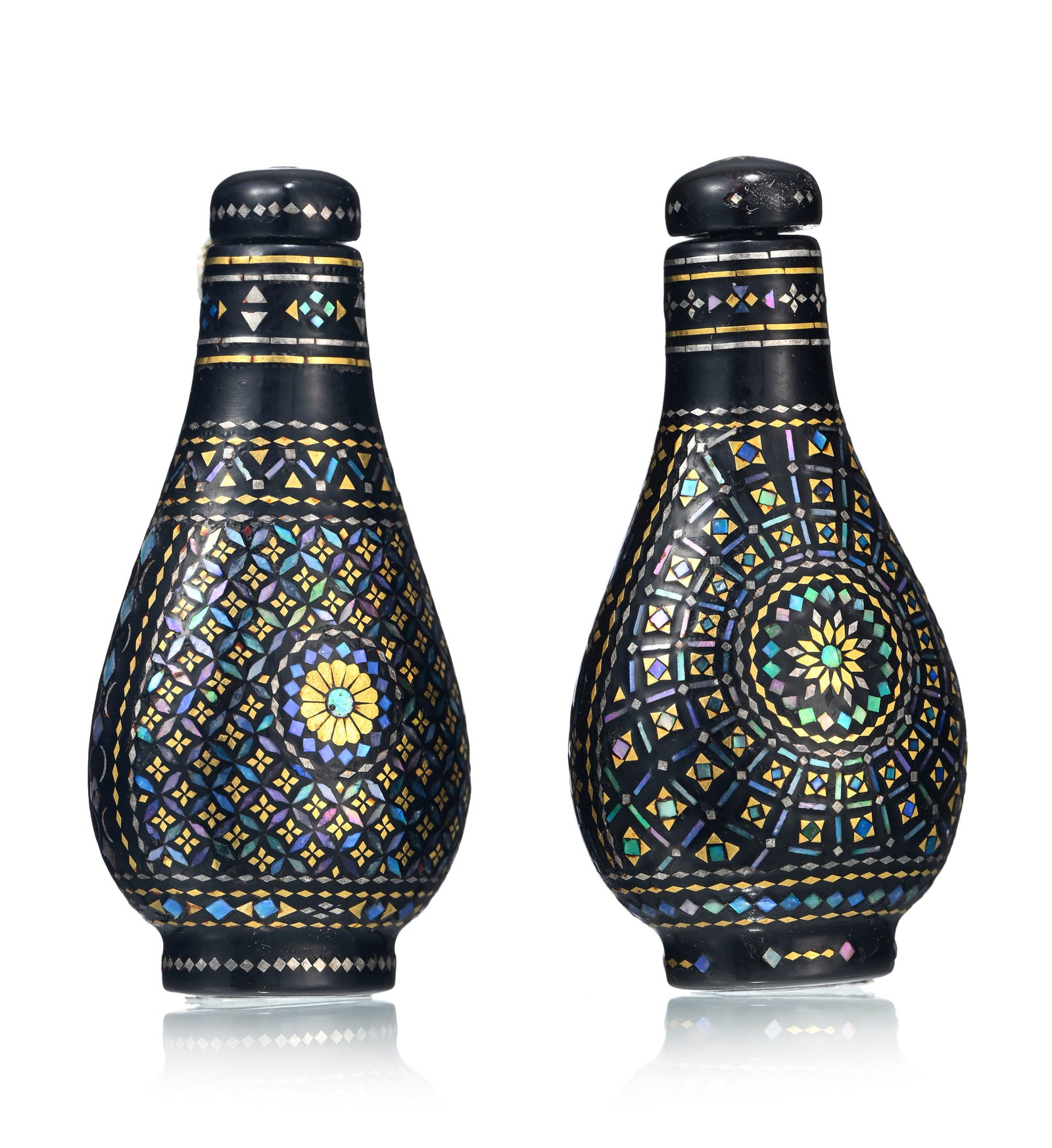 2 flacons à priser en laque burgauté, Chine, XIX-XXe s., décor de fleur centrale sur : 2 flacons à priser en laque burgauté, Chine, XIX-XXe s., décor de fleur centrale sur fond de motif géométrique, marque à la feuille sous les bases, h. 6 cm 2 lacquer snuf