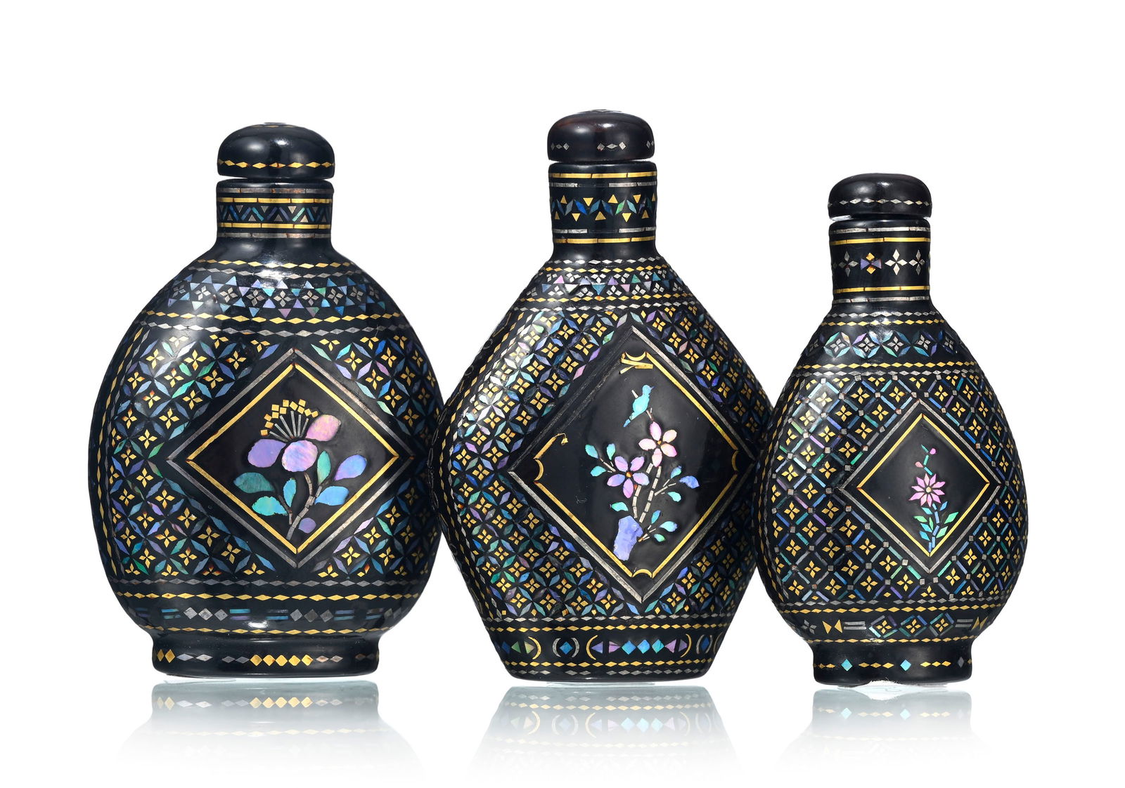 2 flacons à priser en laque burgauté, Chine, XIX-XXe s., décor de fleur dans des cart: 2 flacons à priser en laque burgauté, Chine, XIX-XXe s., décor de fleur dans des cartouches losanges, fond de fleurs géométriques, marque à la feuille sous les bases, h.