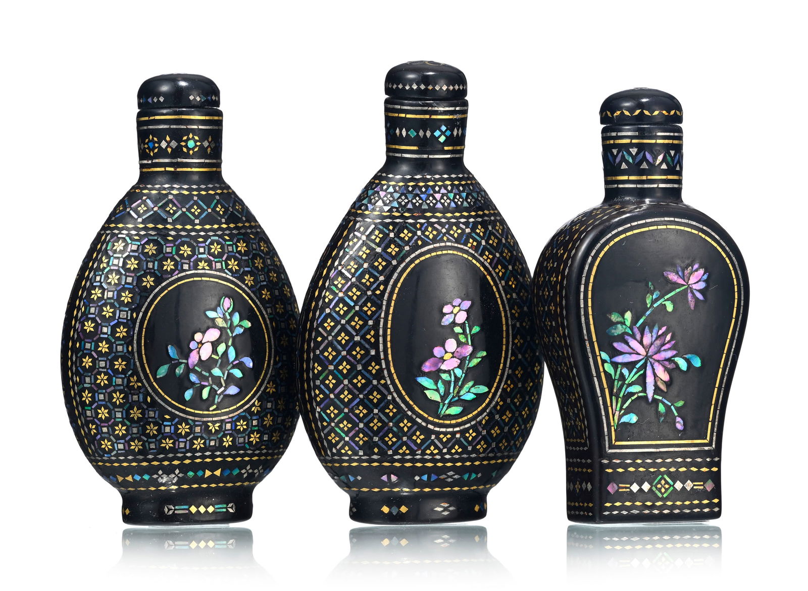 Ensemble de 3 flacons à priser en laque burgauté, Chine, XIX-XXe s.: 2 au décor de fl: Ensemble de 3 flacons à priser en laque burgauté, Chine, XIX-XXe s.: 2 au décor de fleurs dans des cartouches ovales, fond de motif de fleurs stylisées, 1 au décor de fleurs e