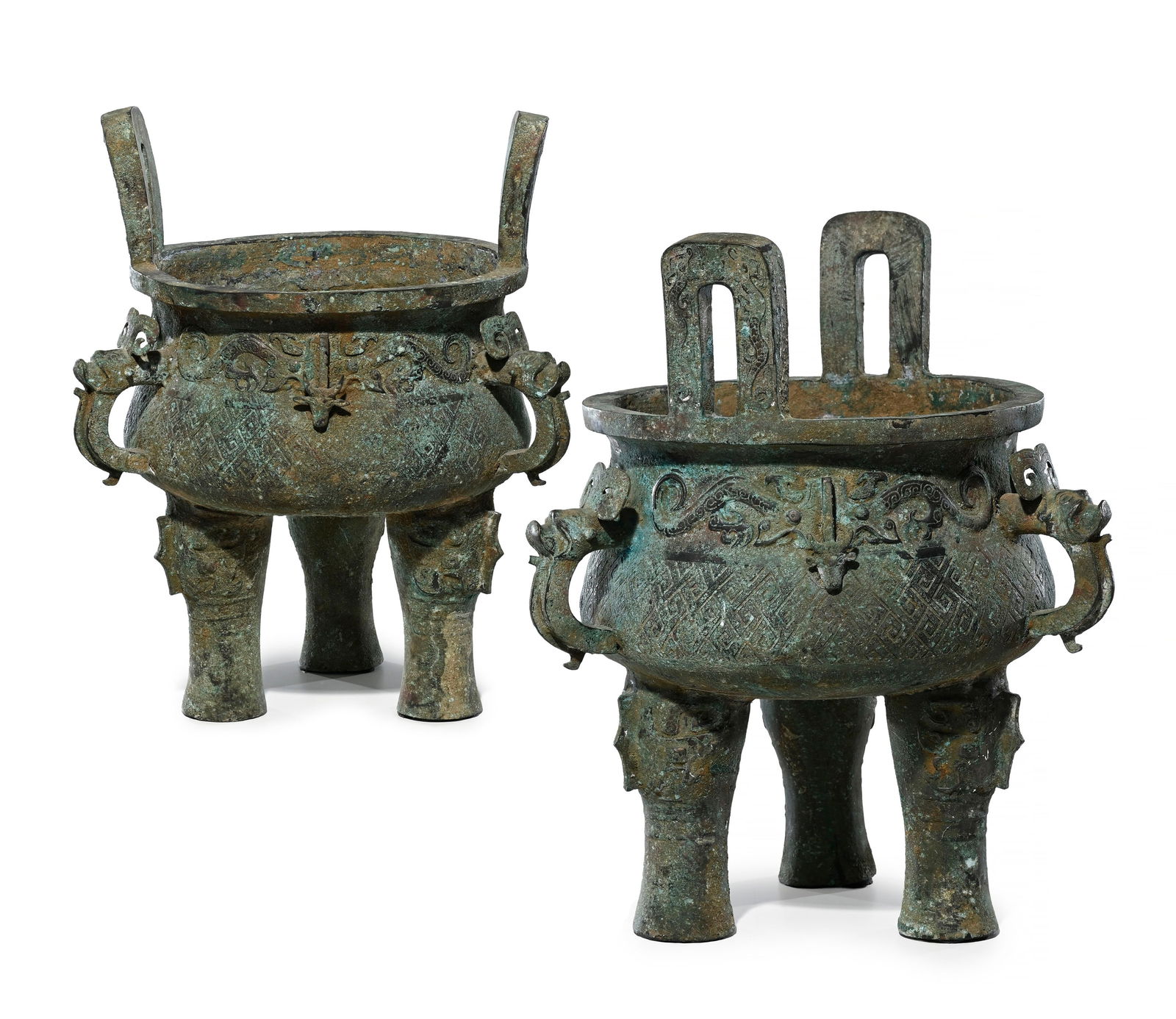 2 récipients monumentaux ding en bronze, Chine, XXe s., de style archaïque, corps orné: 2 récipients monumentaux ding en bronze, Chine, XXe s., de style archaïque, corps ornés de motifs géométriques, taotie et têtes de buffle en relief, à trois anses