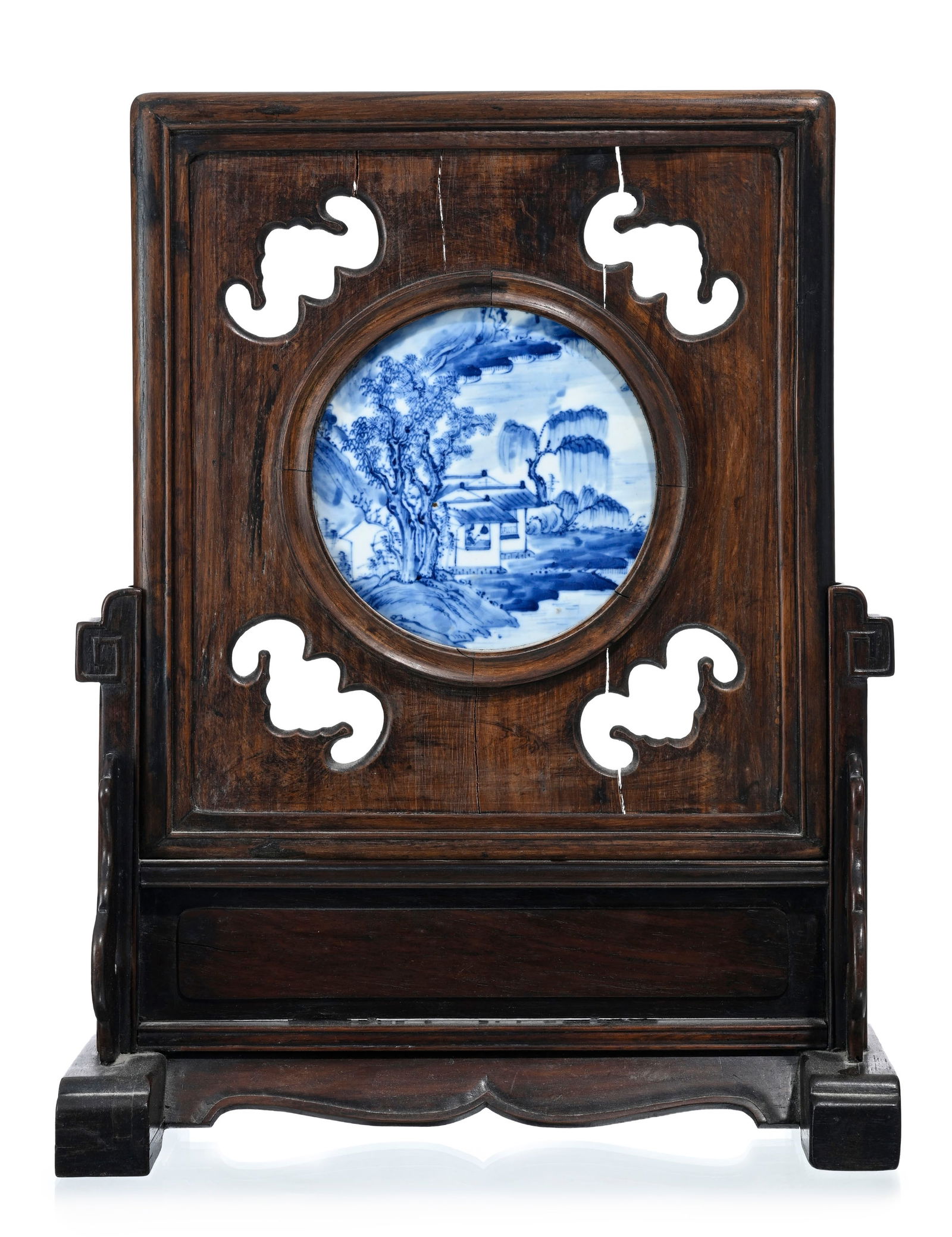 Ecran de lettré en bois avec plaque circulaire en porcelaine en son centre, Chine, XXe s., plaq: Ecran de lettré en bois avec plaque circulaire en porcelaine en son centre, Chine, XXe s., plaque décorée en bleu de paysage, écran partiellement ajouré orné de