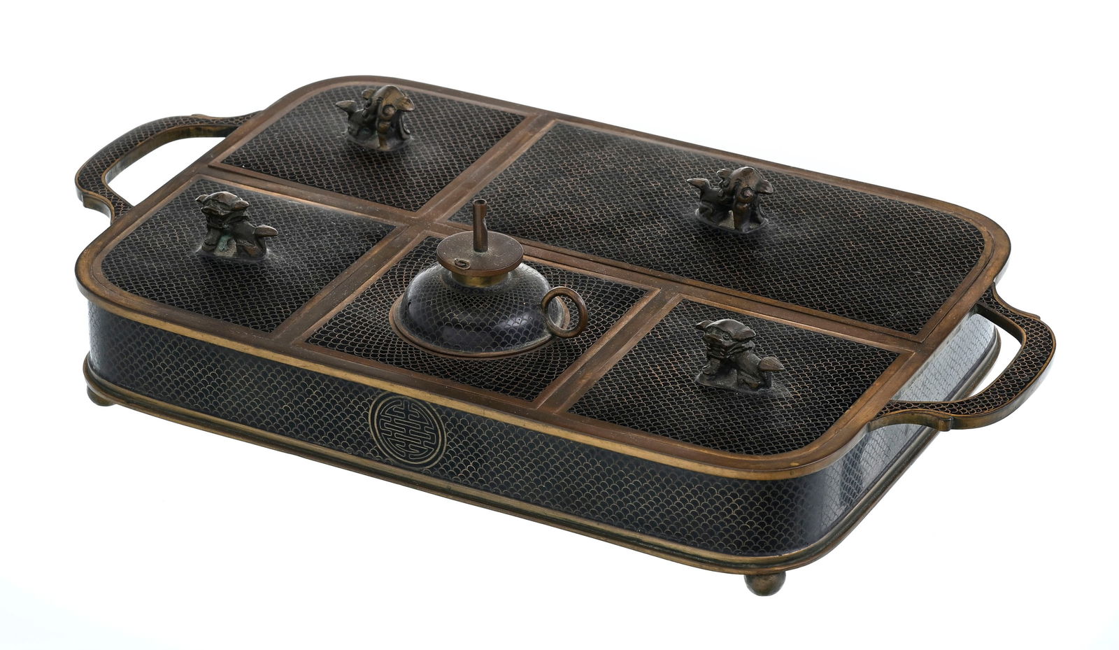 Nécessaire à opium en bronze et émaux cloisonnés, Chine, XIX-XXe s., comprenant:: Nécessaire à opium en bronze et émaux cloisonnés, Chine, XIX-XXe s., comprenant: 1 plateau, 1 lampe et 5 coupelles, tous au décor de motifs géométriques et