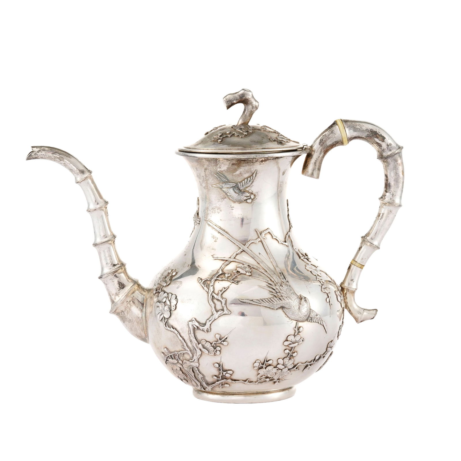 Verseuse en argent, Chine, XXe s., décor en relief de fleurs et oiseaux, prise et bec verseur i: Verseuse en argent, Chine, XXe s., décor en relief de fleurs et oiseaux, prise et bec verseur imitant le bambou, bagues en ivoire, poinçon HUNGCHONG sous la base, h. 20 cm, 800g Provenanc