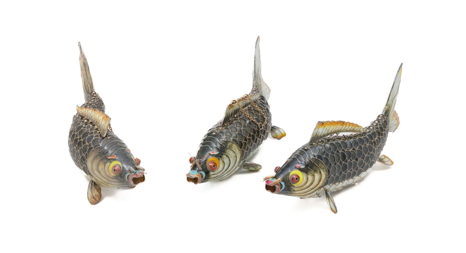 Ensemble de 3 poissons articulés en argent et émail, Chine, moderne, l. 21,5 cm max. (d: Ensemble de 3 poissons articulés en argent et émail, Chine, moderne, l. 21,5 cm max. (dégâts sur l'un) A set of 3 articulated fishes in silver and enamel, China, modern, 21.5 cm
