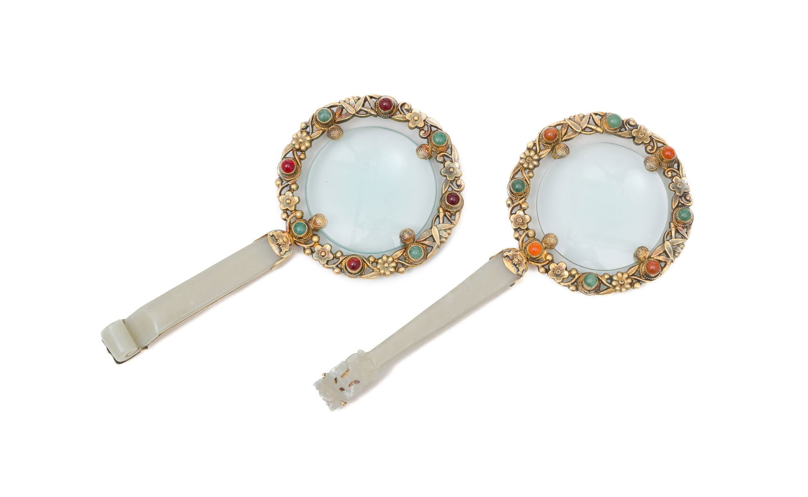 2 loupes avec monture en argent doré et pierres dures, Chine, XXe s., chaque monture en argent : 2 loupes avec monture en argent doré et pierres dures, Chine, XXe s., chaque monture en argent ornée de fleurs et caractère shou (longévité) avec incrustations de cornaline