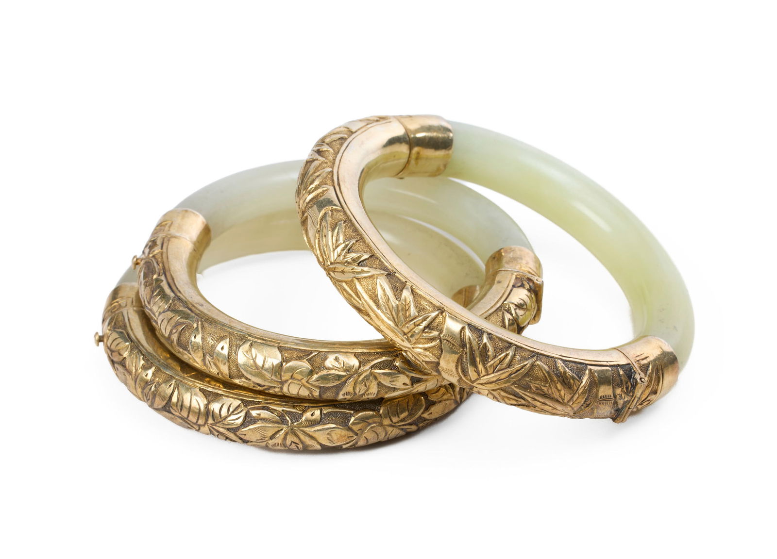 Ensemble de 3 bracelets circulaires en argent doré et jade, Chine, moderne, décor de rince: Ensemble de 3 bracelets circulaires en argent doré et jade, Chine, moderne, décor de rinceaux de fleurs et bambous, poinçons SILVER et MADE IN CHINA, diam. intérieur 6 cm (2