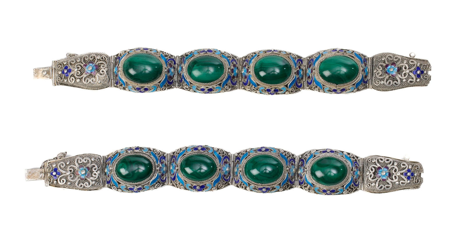 2 bracelets en argent filigrané, émail et malachite, Chine, moderne, décor de rinceau: 2 bracelets en argent filigrané, émail et malachite, Chine, moderne, décor de rinceaux de fleurs, poinçons MADE IN CHINA et SILVER, l. env. 18 cm 2 silver filigree bracelets with