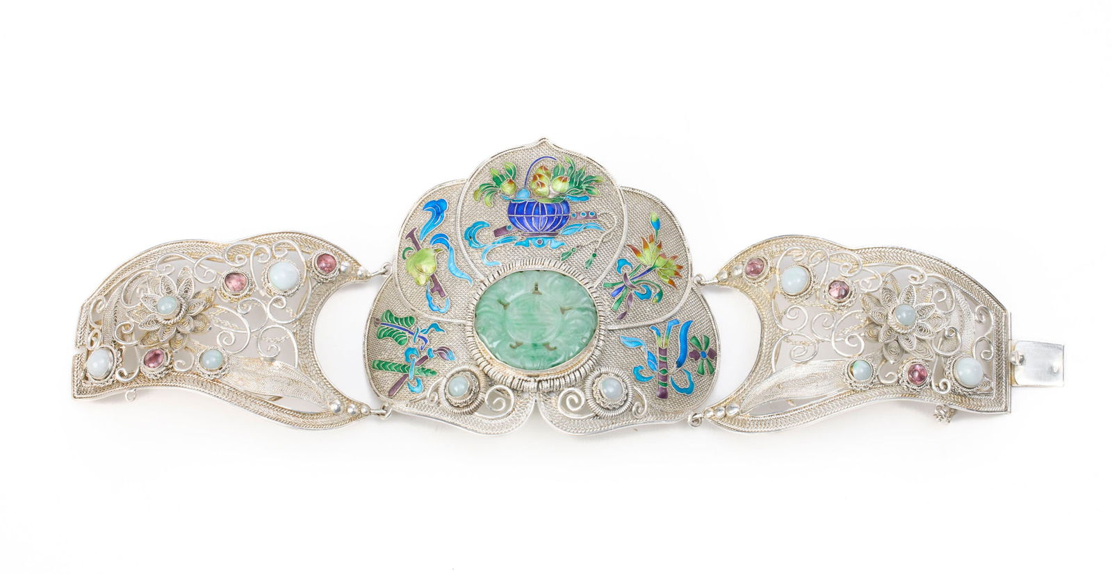 Bracelet en argent filigrané, émail et pierres dures, Chine, moderne, décor d'objets : Bracelet en argent filigrané, émail et pierres dures, Chine, moderne, décor d'objets précieux, fruits et fleurs, poinçon SILVER et MADE IN CHINA, l. env. 19,5 cm. On joint un
