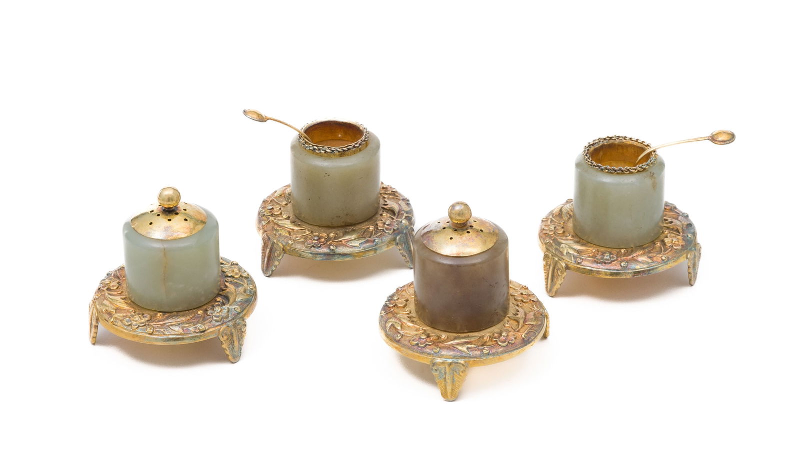 2 paires de salières et poivriers en argent doré et jade, Chine, moderne, chacun reposant : 2 paires de salières et poivriers en argent doré et jade, Chine, moderne, chacun reposant sur un piédestal tripode en argent orné de rinceaux de fleurs, les salières venant