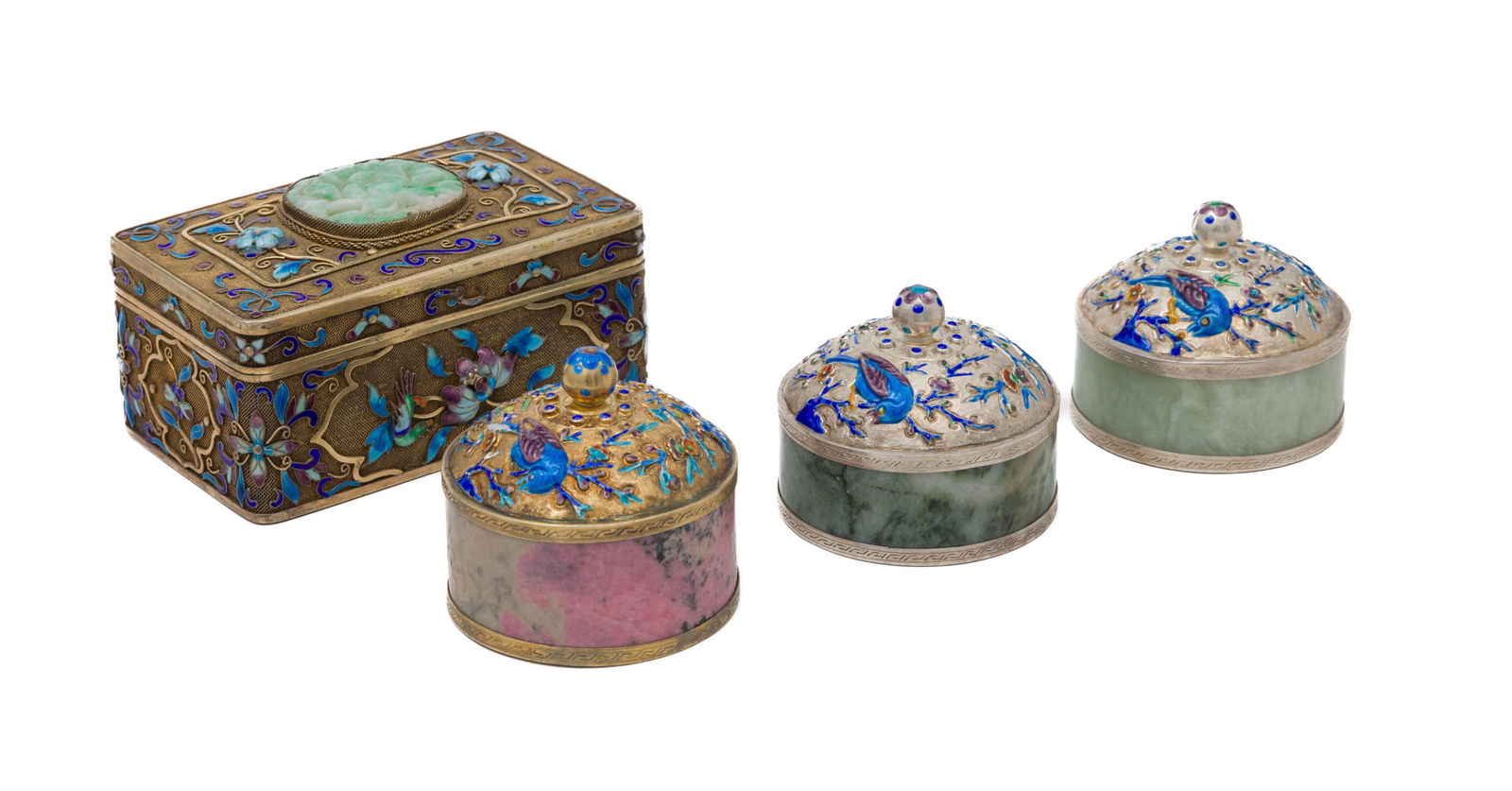 Ensemble de 4 boîtes en argent, émail et pierres dures, Chine, XXe s.: 1 rectangulaire par: Ensemble de 4 boîtes en argent, émail et pierres dures, Chine, XXe s.: 1 rectangulaire partiellement en filigrane, décor en émail de fleurs et oiseaux, couvercle orné d'une