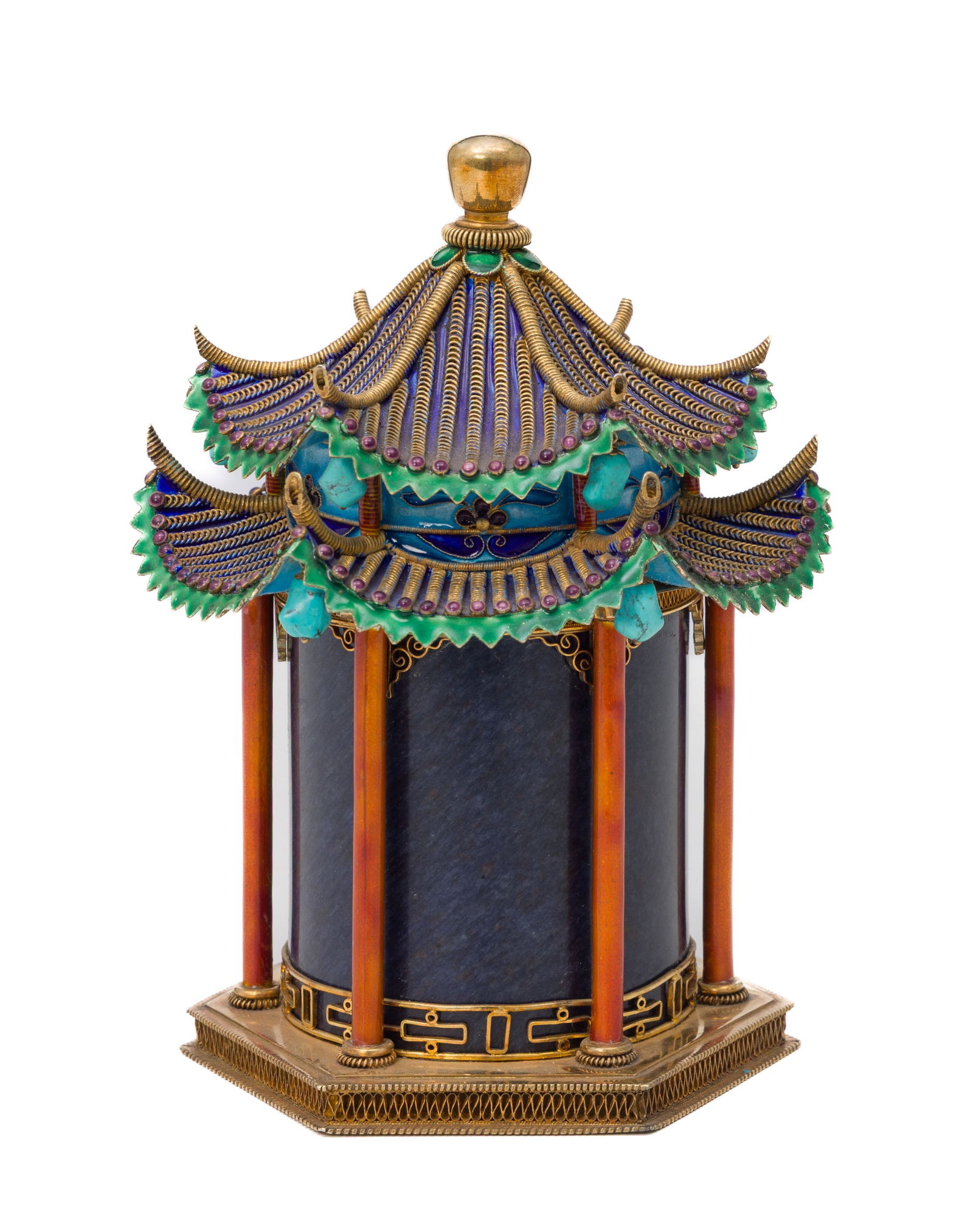 Boîte à thé hexagonale en forme de pagode en argent doré, émail, filigrane : Boîte à thé hexagonale en forme de pagode en argent doré, émail, filigrane et pierres dures, Chine, XXe s., le corps de la pagode en pierre dure, toit en émail,