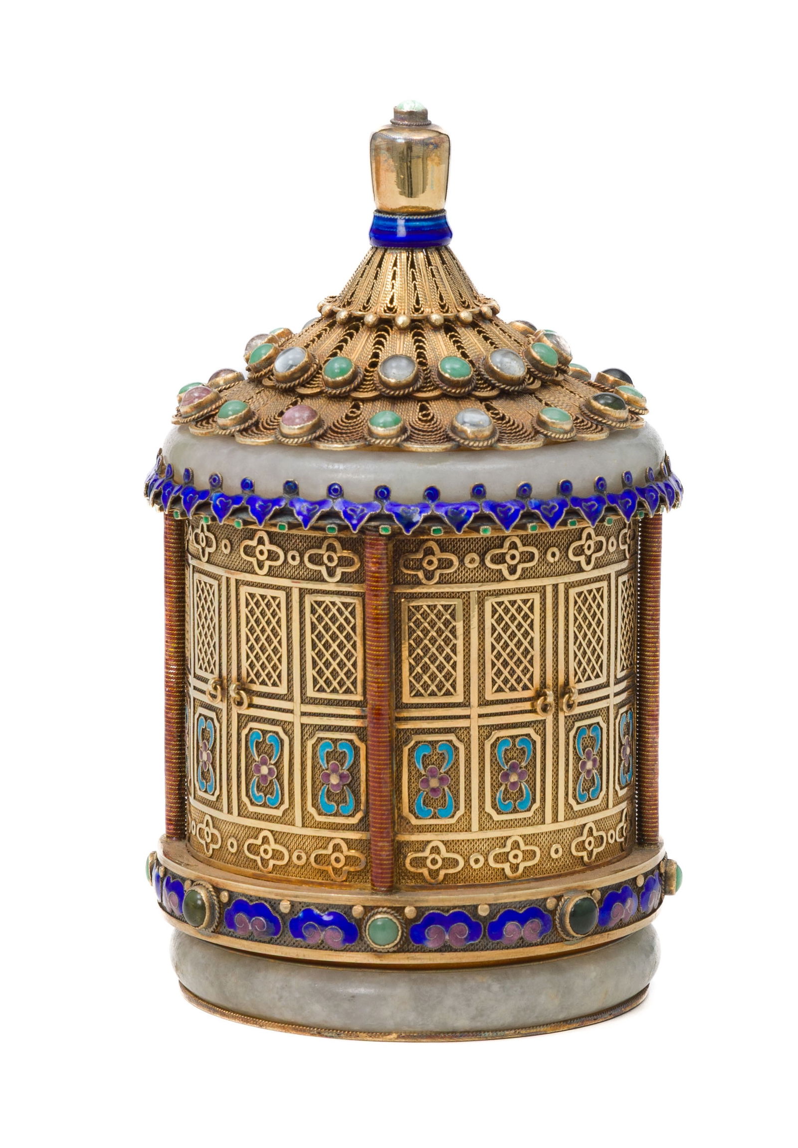 Boîte à thé en forme de pagode en argent doré, émail, filigrane et pierres : Boîte à thé en forme de pagode en argent doré, émail, filigrane et pierres dures, Chine, XXe s., avec deux bracelets en serpentine et incrustations de jade et tourmaline,