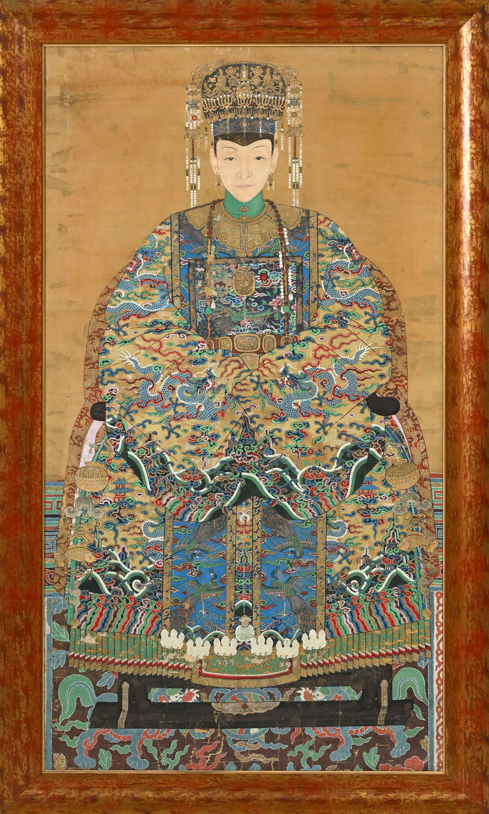 Portrait de femme de dignitaire, peinture sur soie, Chine, dynastie Qing, assise sur une chaise, por: Portrait de femme de dignitaire, peinture sur soie, Chine, dynastie Qing, assise sur une chaise, portant un carré de mandarin au paon indiquant le rang civil de son époux (3e rang sur 9