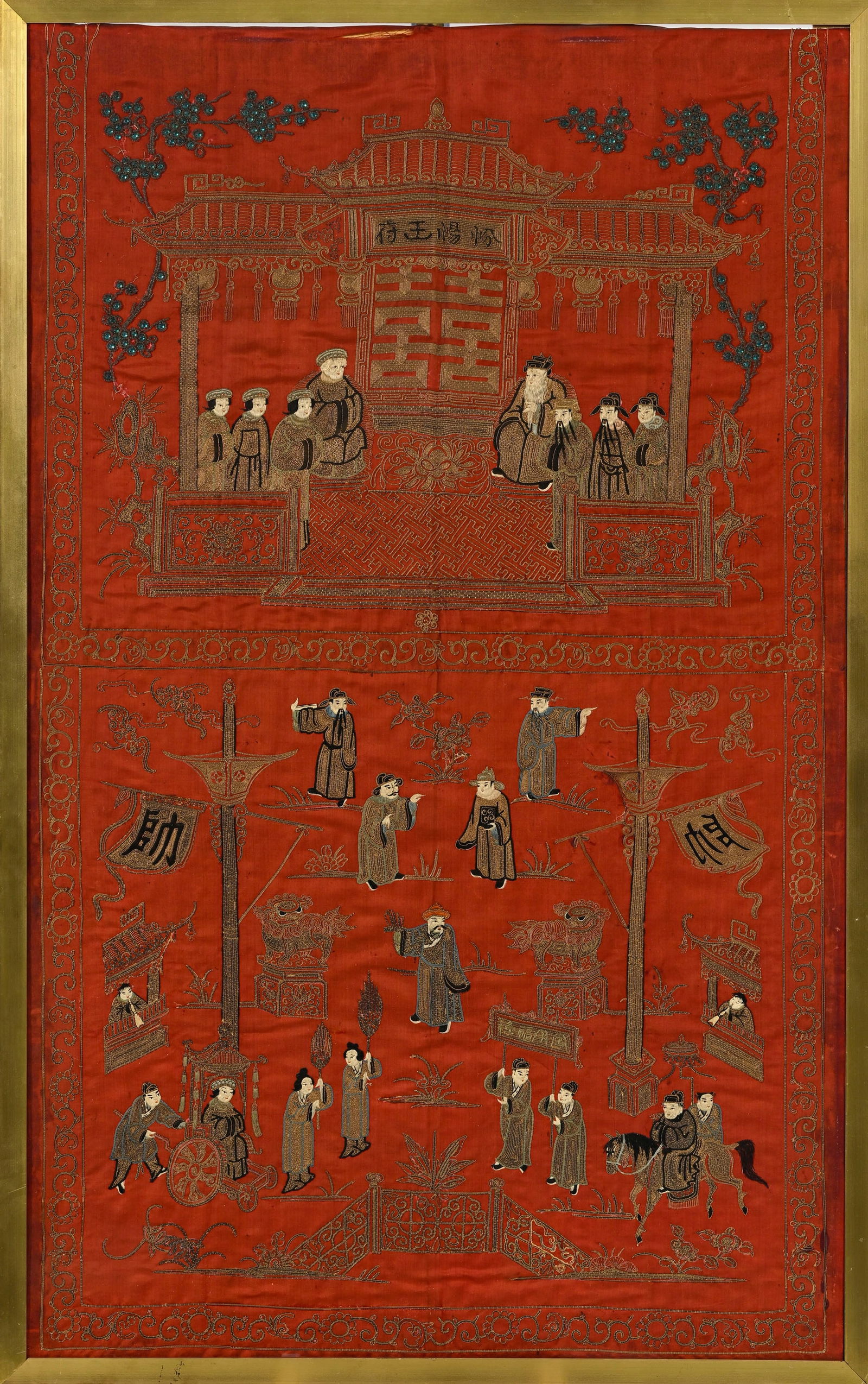 Tenture rectangulaire en soie brodée à fond rouge, Chine, XXe s., illustrant la cél&#: Tenture rectangulaire en soie brodée à fond rouge, Chine, XXe s., illustrant la célébration d'un mariage, avec rehauts de perles, env. 119x72 cm (à vue) (restaurations) A