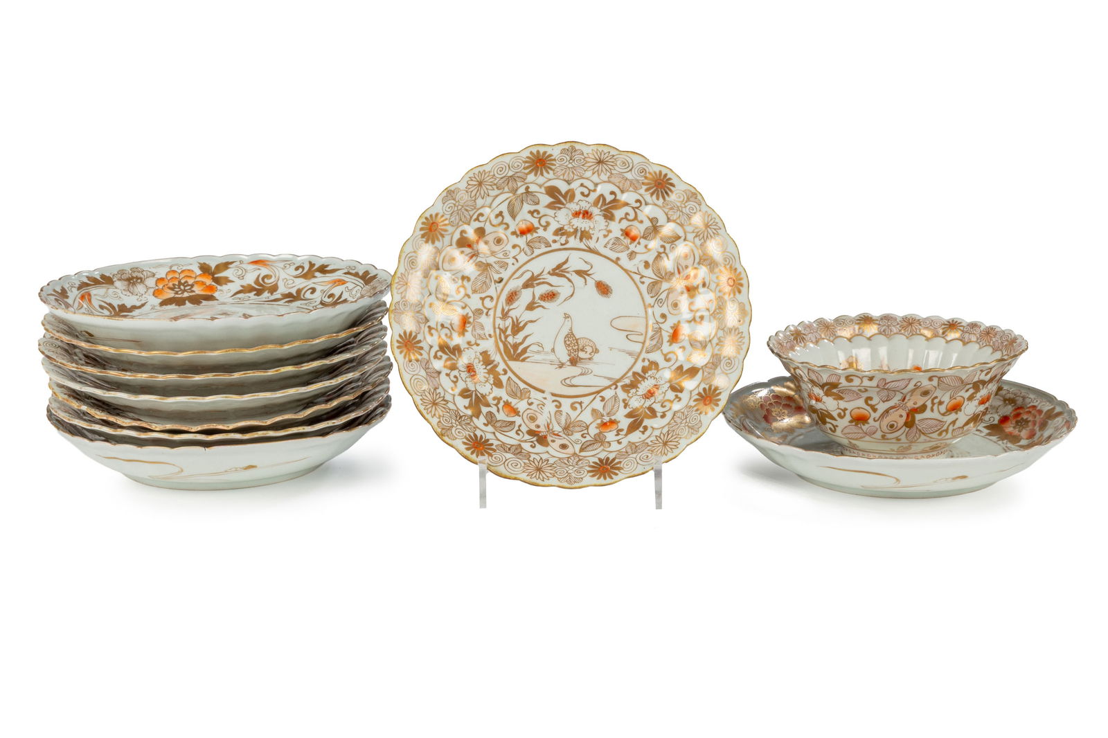 Ensemble de 3 assiettes polylobées en porcelaine d'Arita, Japon, époque Edo: décor en: Ensemble de 3 assiettes polylobées en porcelaine d'Arita, Japon, époque Edo: décor en dorure et rouge-de-fer, bords côtelés, 1 plate ornée de caille et millets devant un