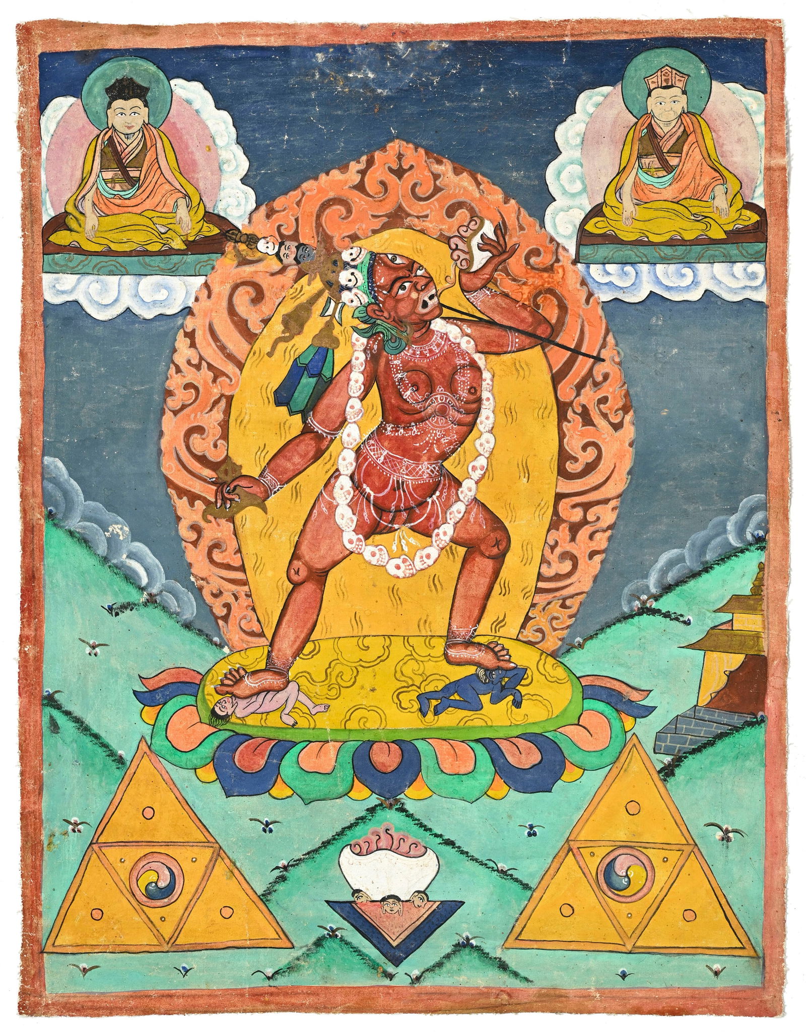 Thangka de Vajrayogini, Tibet, XIX-XXe s., la divinité courroucée portant un collier de cr: Thangka de Vajrayogini, Tibet, XIX-XXe s., la divinité courroucée portant un collier de crânes, un kapala et un kartika, foulant deux personnes, sur un lotus, devant une mandorle