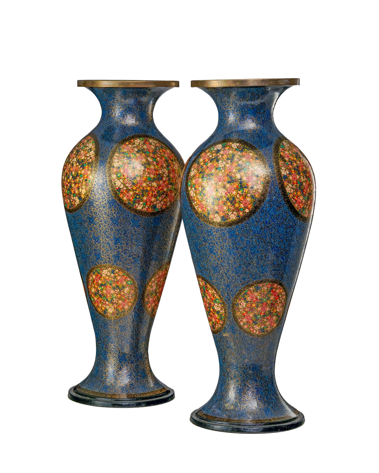 Paire de vases en papier mâché, Rajasthan, XXe s., à décor peint de fleurs polyc: Paire de vases en papier mâché, Rajasthan, XXe s., à décor peint de fleurs polychromes sur fond en camaïeu bleu, h. 94 cm A pair of papier-mâché vases, Rajasthan,