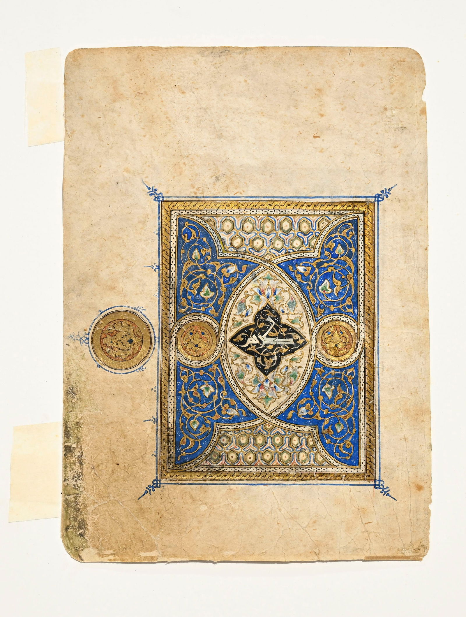 2 feuillets tirés d'un manuscrit du Coran, Irak ou Egypte, probablement XIVe s., décor : 2 feuillets tirés d'un manuscrit du Coran, Irak ou Egypte, probablement XIVe s., décor à l'or et aux pigments formant des rinceaux végétaux et des éléments