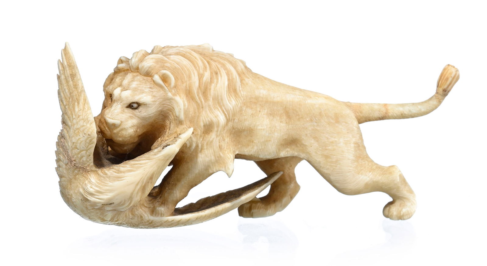 Lion et aigle, okimono en ivoire marin, Japon, époque Meiji, signé 照之 (Teruy: Lion et aigle, okimono en ivoire marin, Japon, époque Meiji, signé 照之 (Teruyuki), l. 12,5 cm (restaurations) Veuillez noter que pour le transport hors de Suisse de lots