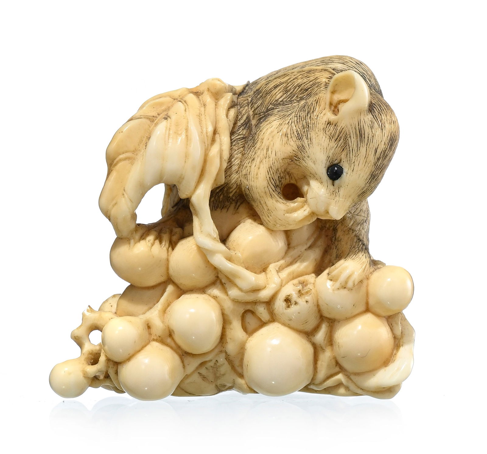 Rat sur grappe de raisins, okimono en ivoire, Japon, époque Meiji, yeux incrustés (un !: Rat sur grappe de raisins, okimono en ivoire, Japon, époque Meiji, yeux incrustés (un œil manquant), h. 5 cm., larg. 5,5 cm Veuillez noter que pour le transport hors de Suisse de