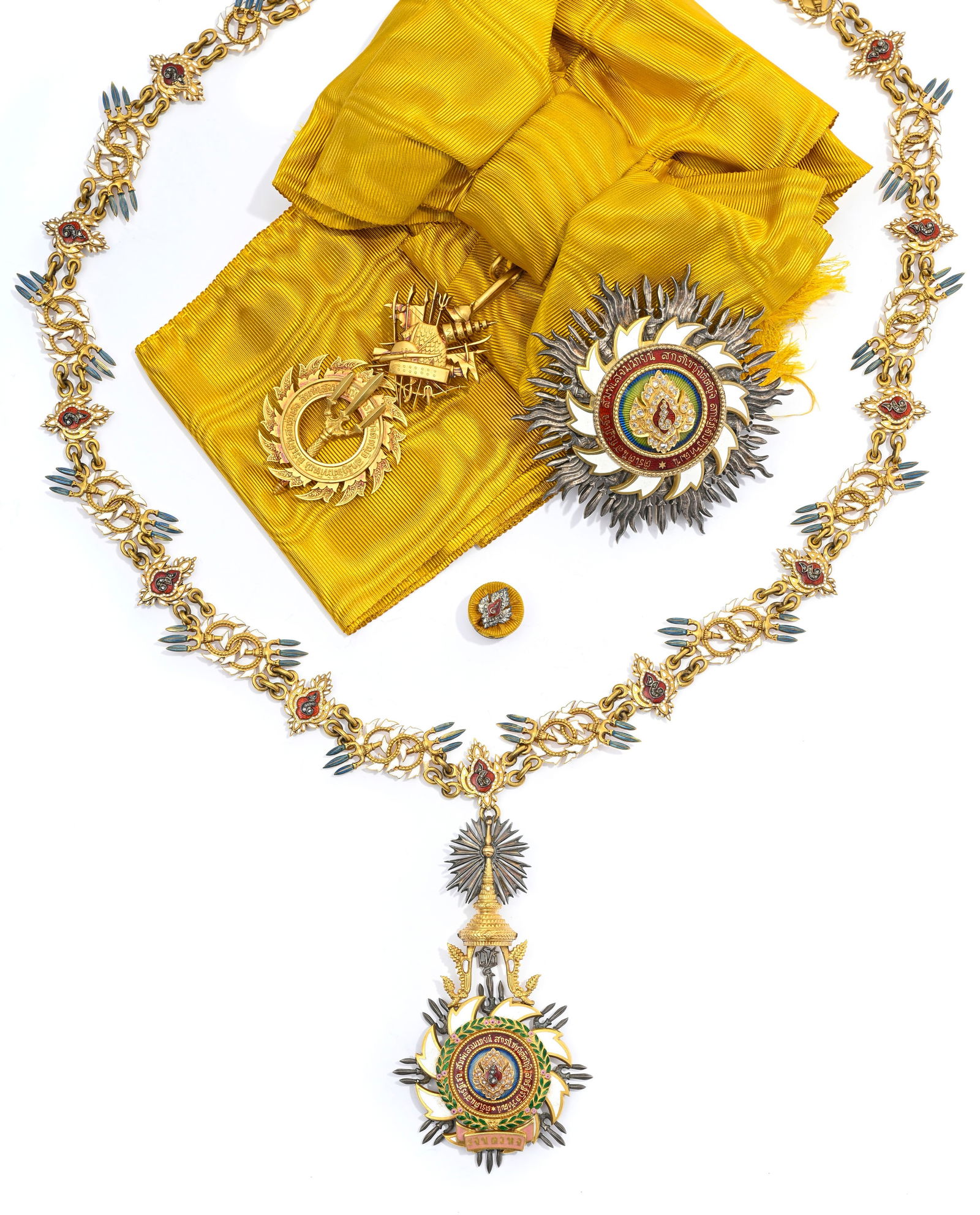 Royaume de Thaïlande, Ordre de la Dynastie Chakri, fondé en 1882, ensemble de Chevalier (g: Royaume de Thaïlande, Ordre de la Dynastie Chakri, fondé en 1882, ensemble de Chevalier (grade unique), comprenant : - Pendentif de Chakri avec son collier, les deux en or, diamants, é