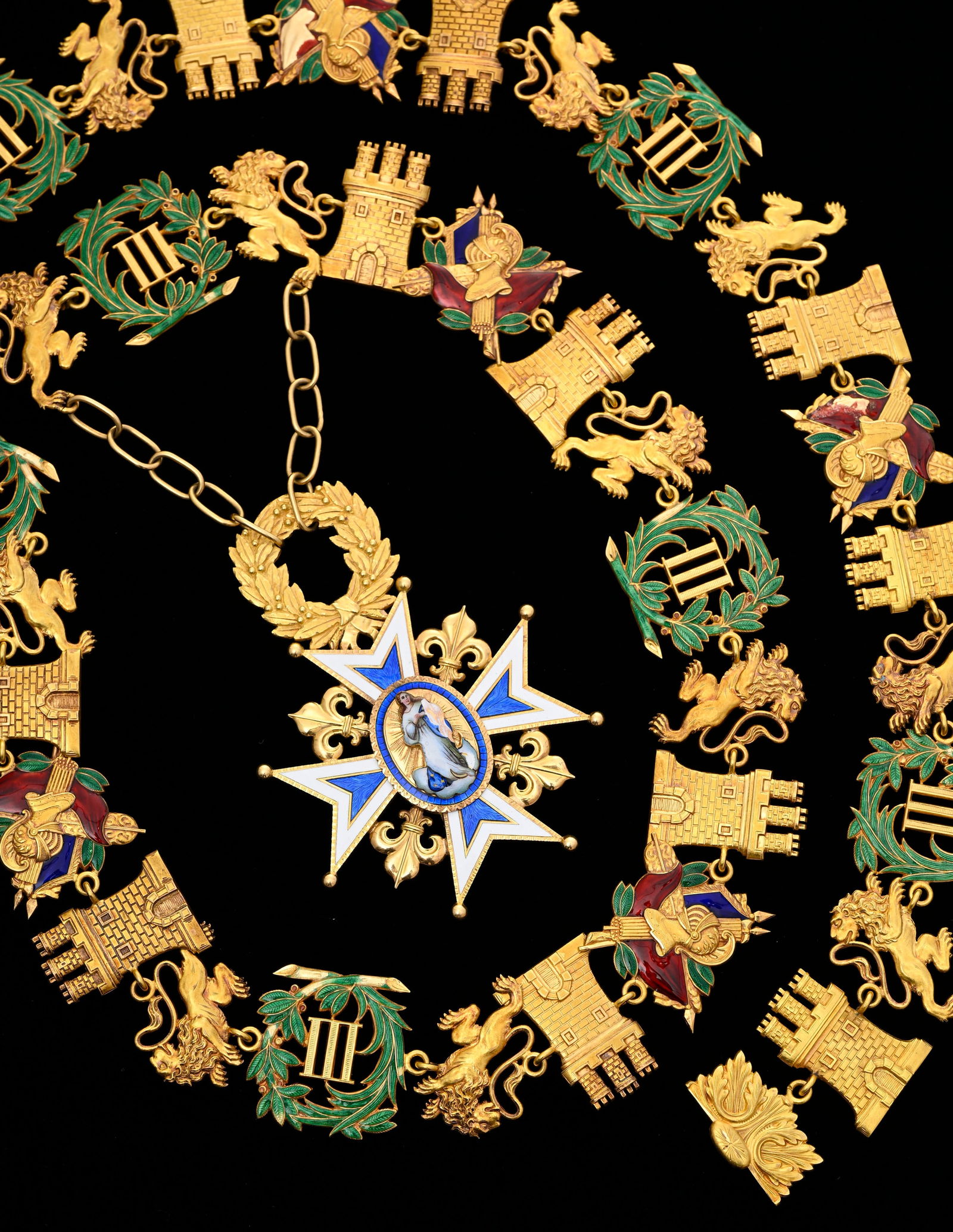Royaume d'Espagne, Ordre de Charles III, fondé en 1771, collier de l'ordre en or et émail,: Royaume d'Espagne, Ordre de Charles III, fondé en 1771, collier de l'ordre en or et émail, composé de 41 maillons alternant chiffres de Charles III laurés, tours, lions et
