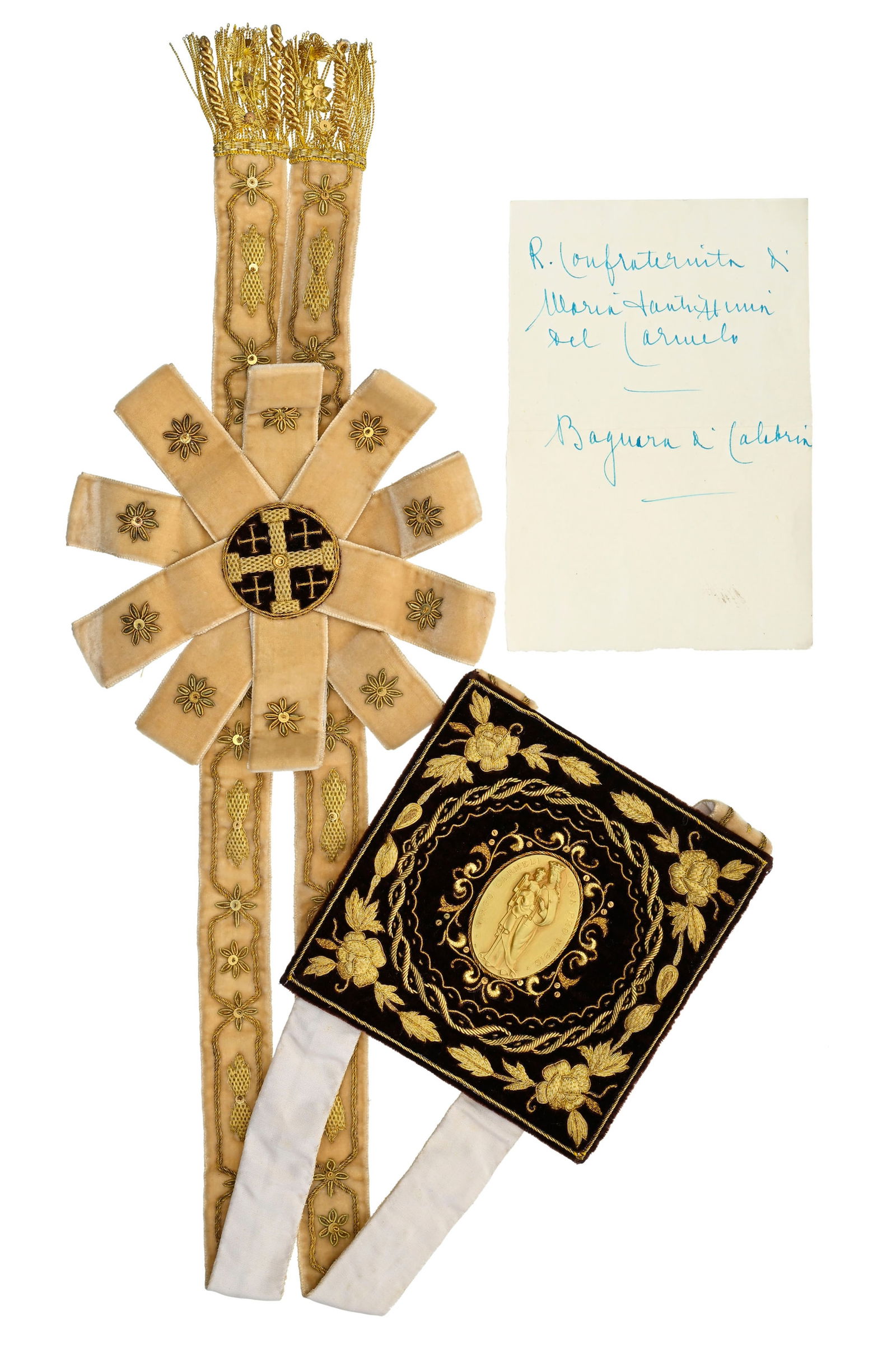Italie, Confraternité Royale Notre-Dame du Carmel de Bagnara en Calabre, scapulaire en velours : Italie, Confraternité Royale Notre-Dame du Carmel de Bagnara en Calabre, scapulaire en velours brodé de fil d'or, orné d'un médaillon en or, 13 x 13 cm, diam. rose dorsale : 16 cm