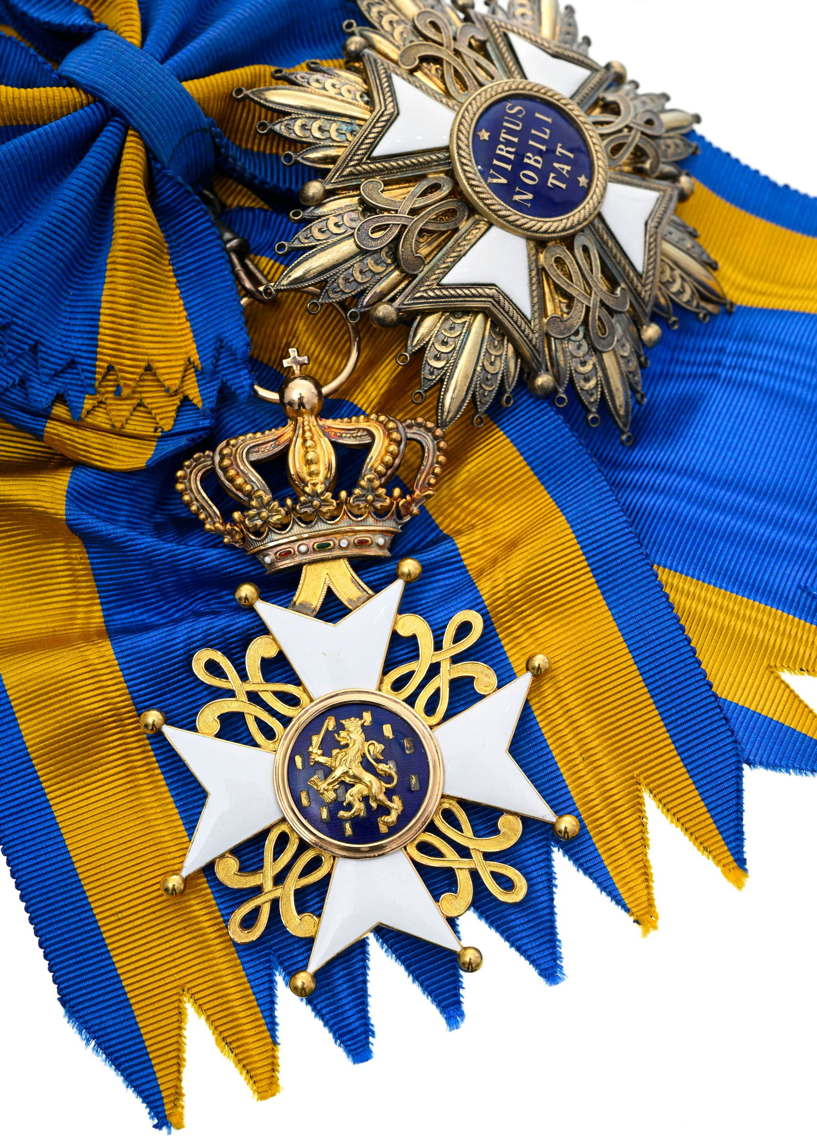Royaume des Pays-Bas, Ordre du Lion néerlandais, ensemble de Grand-Croix, croix en or et é: Royaume des Pays-Bas, Ordre du Lion néerlandais, ensemble de Grand-Croix, croix en or et émail (diam. 6,5 cm, 37 g. brut), plaque en vermeil et émail (diam. 8,7 cm, 83 g. brut), par la