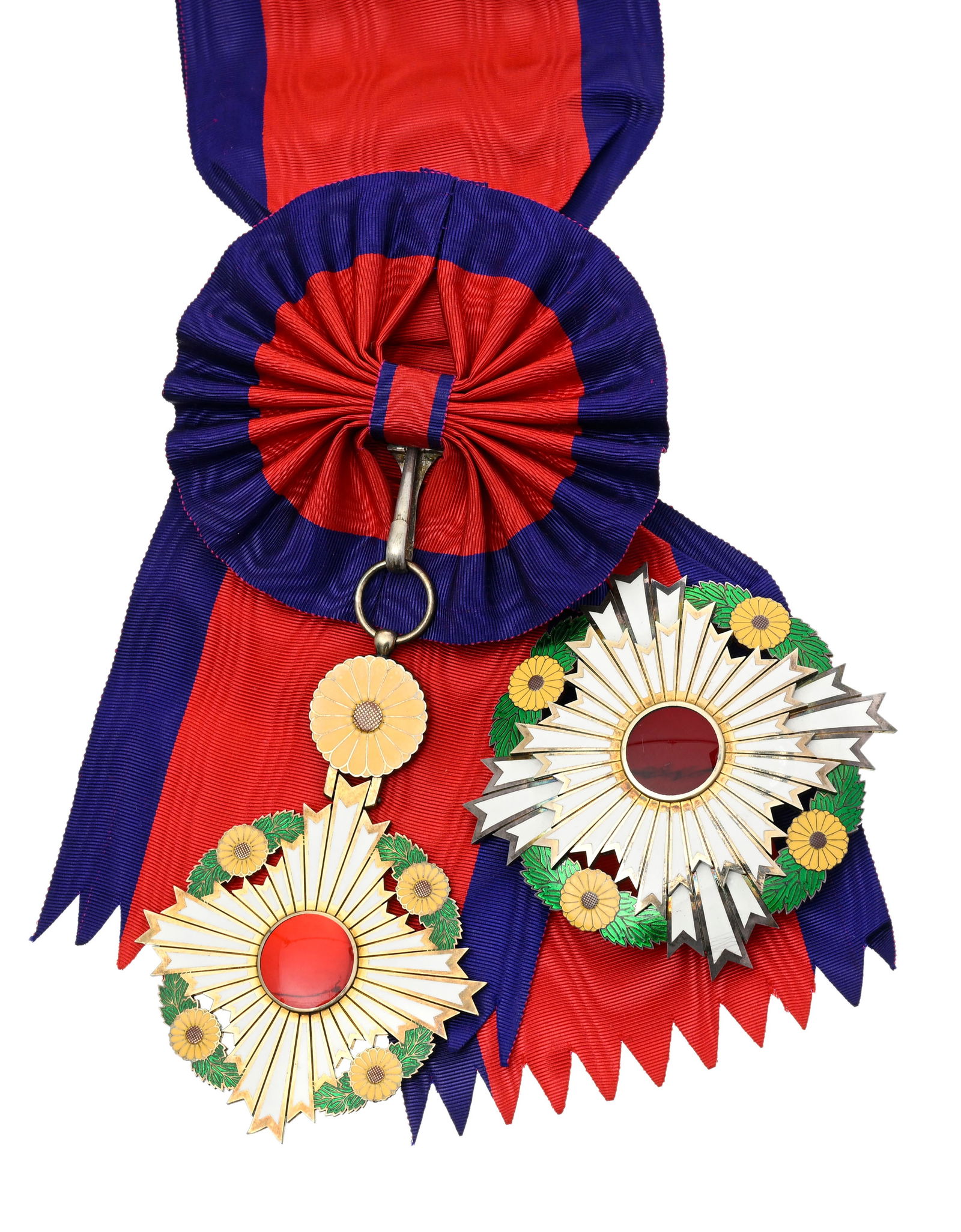 Japon, Ordre Suprême du Chrysanthème, fondé en 1876, ensemble de Grand Cordon, plaque: Japon, Ordre Suprême du Chrysanthème, fondé en 1876, ensemble de Grand Cordon, plaque et insigne en agent, vermeil et émail, dans son écrin originel en bois laqué noir