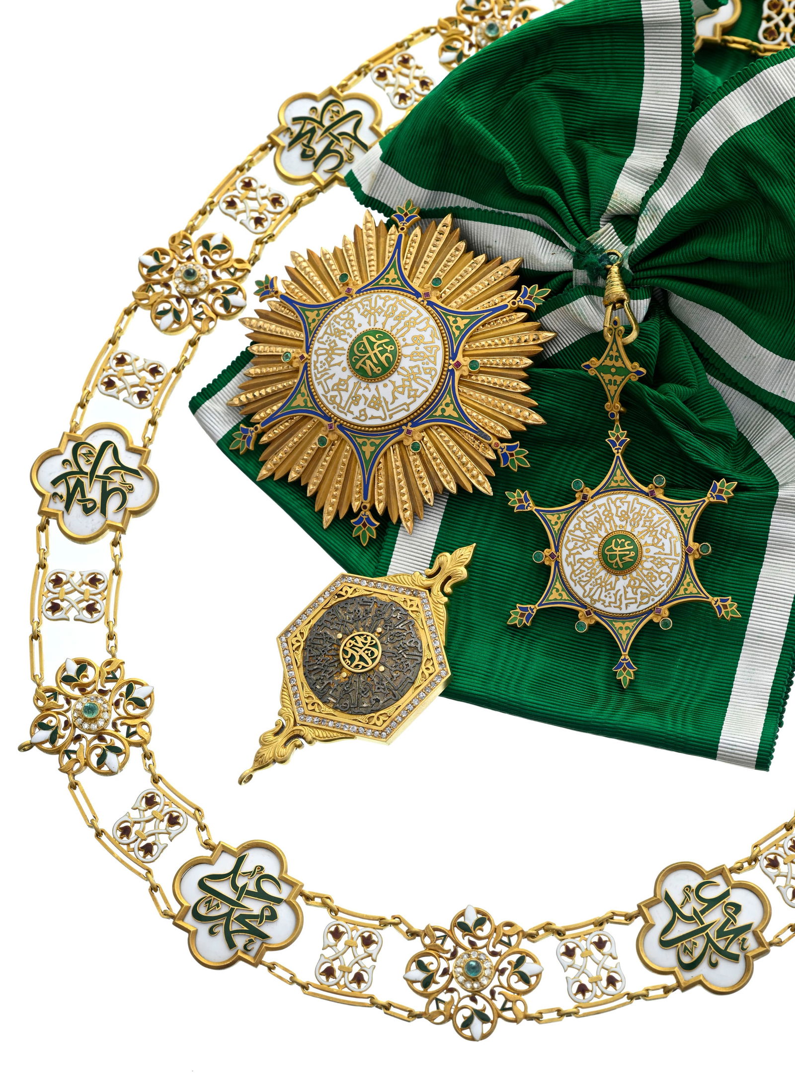 Royaume d'Egypte, Ordre du Nishan al-Muhammad 'Ali, institué en 1915, ensemble complet de Grand: Royaume d'Egypte, Ordre du Nishan al-Muhammad 'Ali, institué en 1915, ensemble complet de Grand Cordon avec collier, comprenant : - Bijou en or, émeraudes, rubis, et émail, diam. 6,4