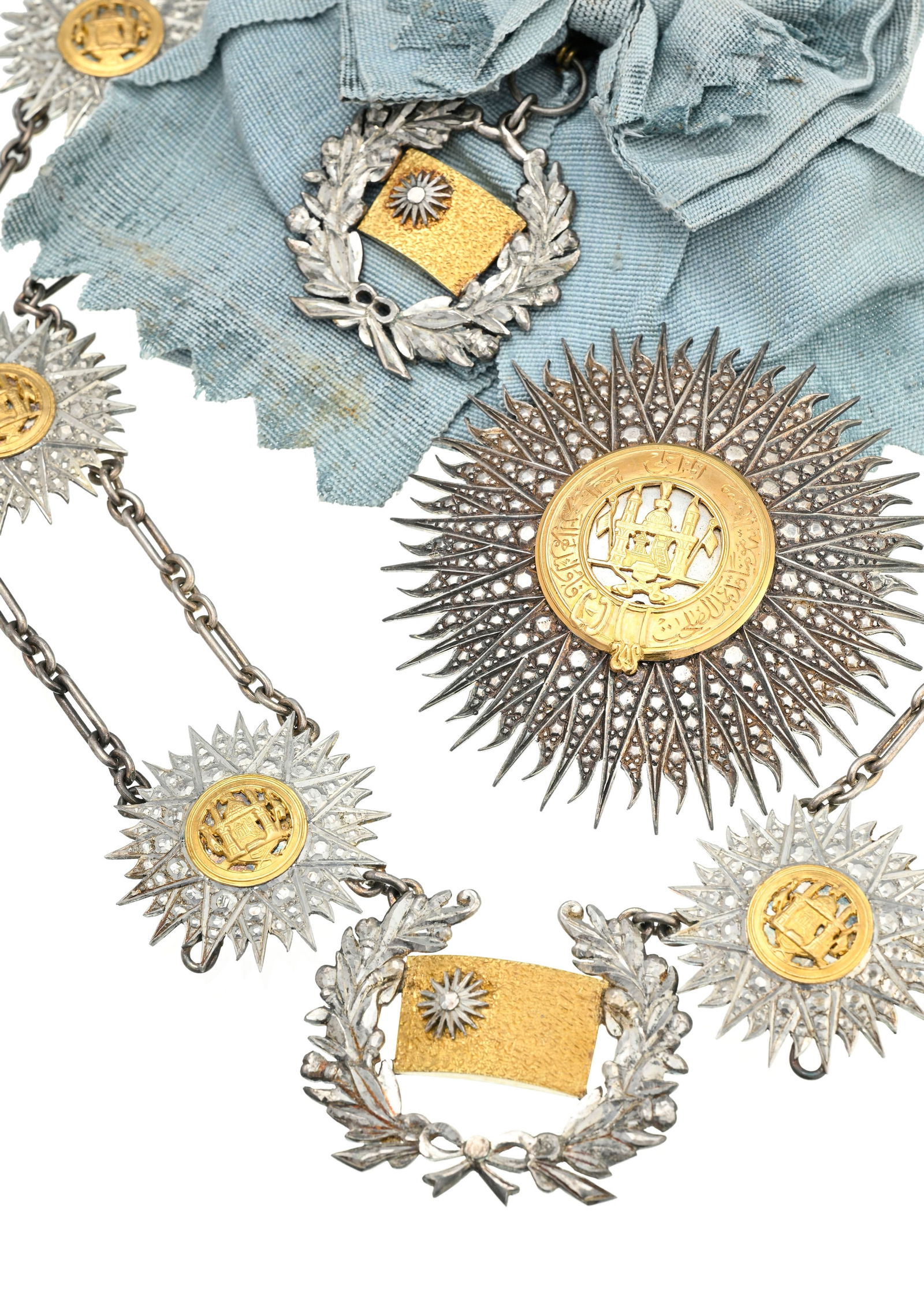 Royaume d'Afghanistan, Ordre du Soleil suprême (Nishan-i-Lmar-i-Ala), créé en 1897, e: Royaume d'Afghanistan, Ordre du Soleil suprême (Nishan-i-Lmar-i-Ala), créé en 1897, ensemble de Collier en or et argent, comprenant la plaque, diam 10 cm, 106 g. (brut), l'insigne et so