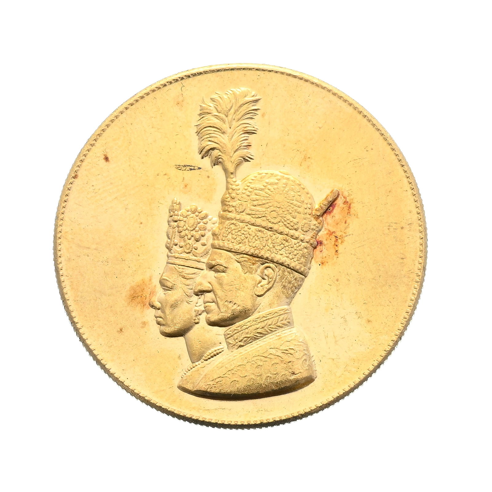 Royaume d'Iran, Mohammad Reza Pahlavi (1941-1979), médaille commémorative de couronnement : Royaume d'Iran, Mohammad Reza Pahlavi (1941-1979), médaille commémorative de couronnement en or, 1967 (1346SH), tranche cannelée, diam. 3,63 cm, 34,1 g. ConditionÉtat de