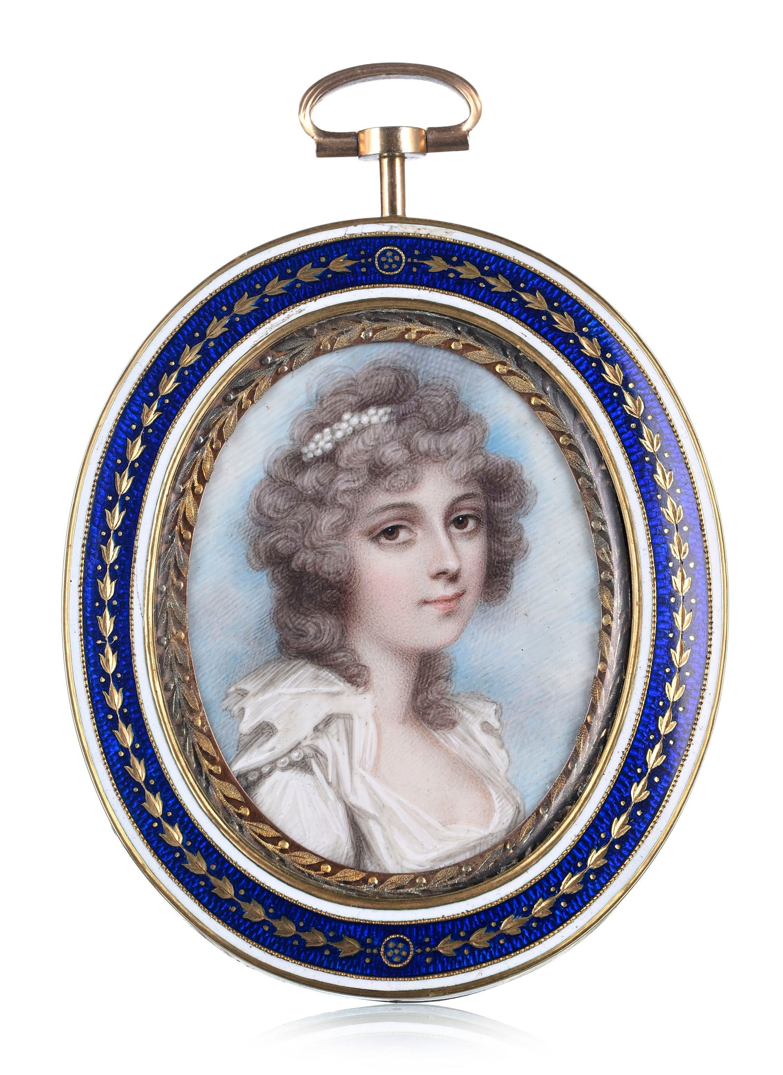 Pendentif ovale double face en or en émail, début XIXe s., le face retenant un portrait en: Pendentif ovale double face en or en émail, début XIXe s., le face retenant un portrait en miniature d'une jeune dame aux perles, le pourtour en émail blanc avec une guirlande de