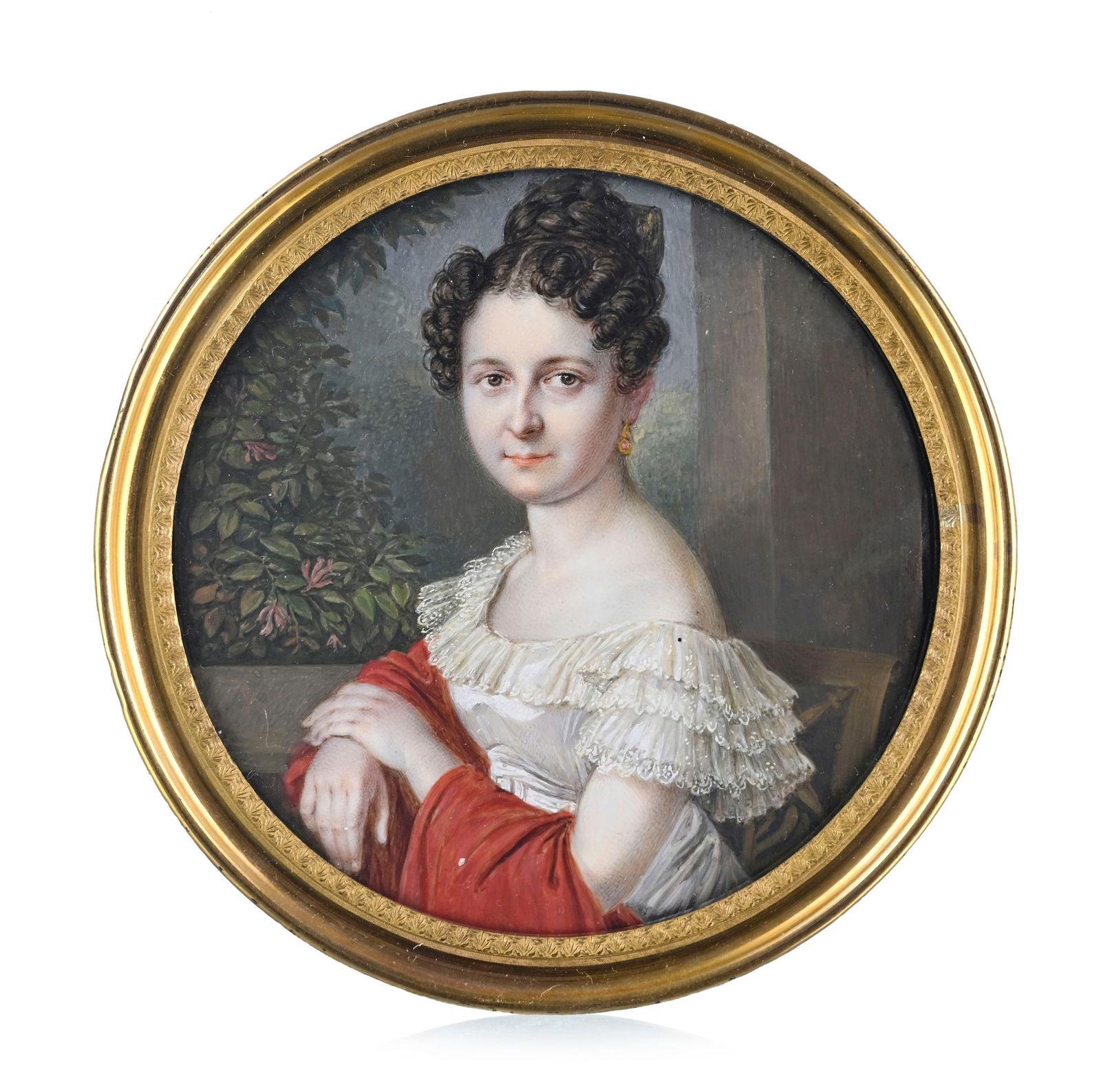 Dame à la robe en taffetas blanches et châle rouge, portrait en miniature, XIXe s., gouach: Dame à la robe en taffetas blanches et châle rouge, portrait en miniature, XIXe s., gouache et aquarelle sur ivoire, le fond peint d'un jardin dans un cadre architectural, diam. 7,5 cm 