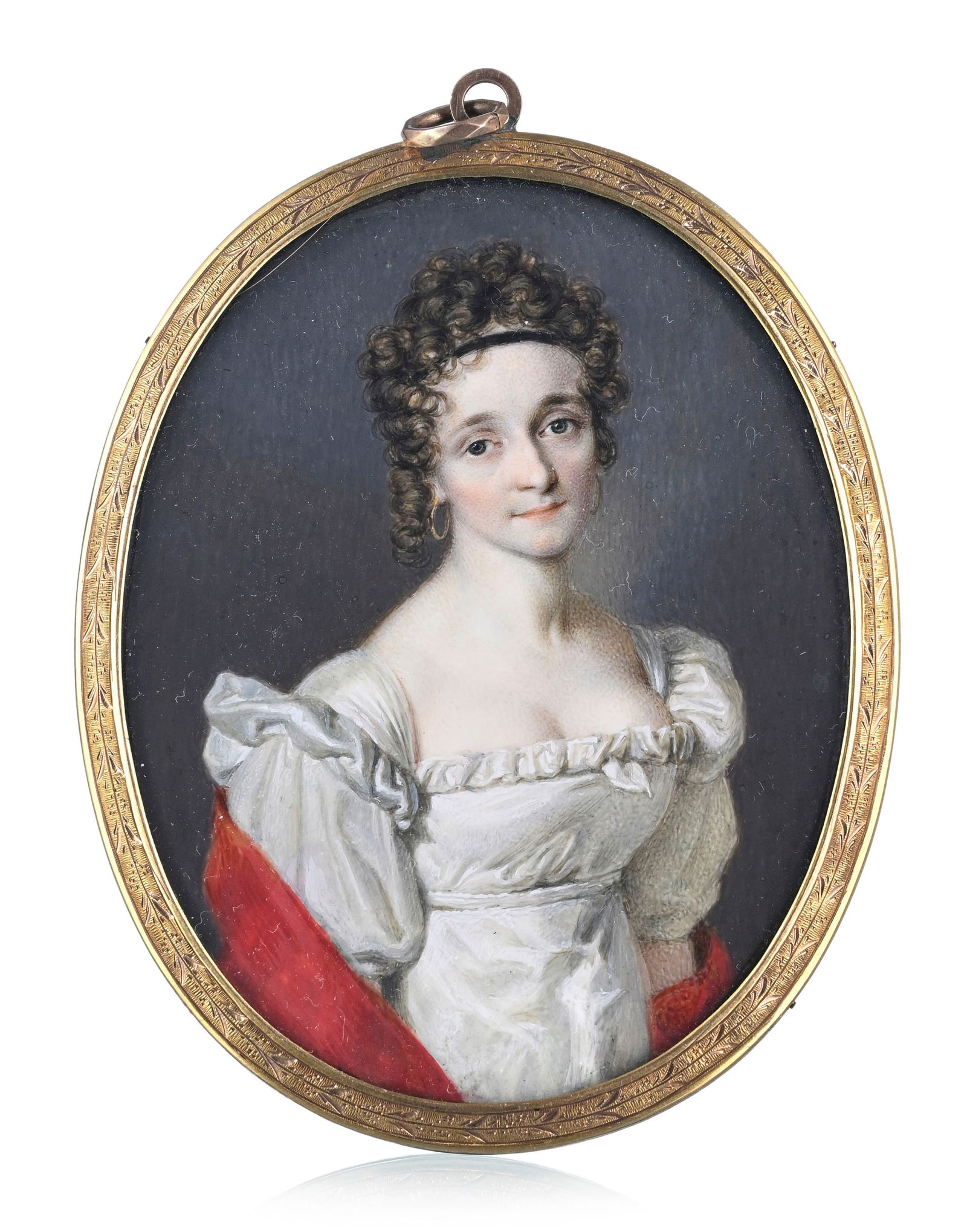 Dame à la robe blanche avec créoles, portrait en miniature, cadre en or, gouache et aquare: Dame à la robe blanche avec créoles, portrait en miniature, cadre en or, gouache et aquarelle sur ivoire, début XIXe s., 7x5,5 cm Veuillez noter que pour le transport hors de Suisse