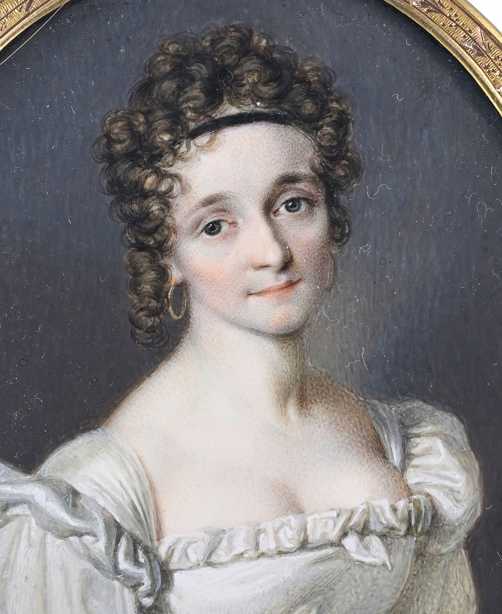 Dame à la robe blanche avec créoles, portrait en miniature, cadre en or, gouache et aquare - 2