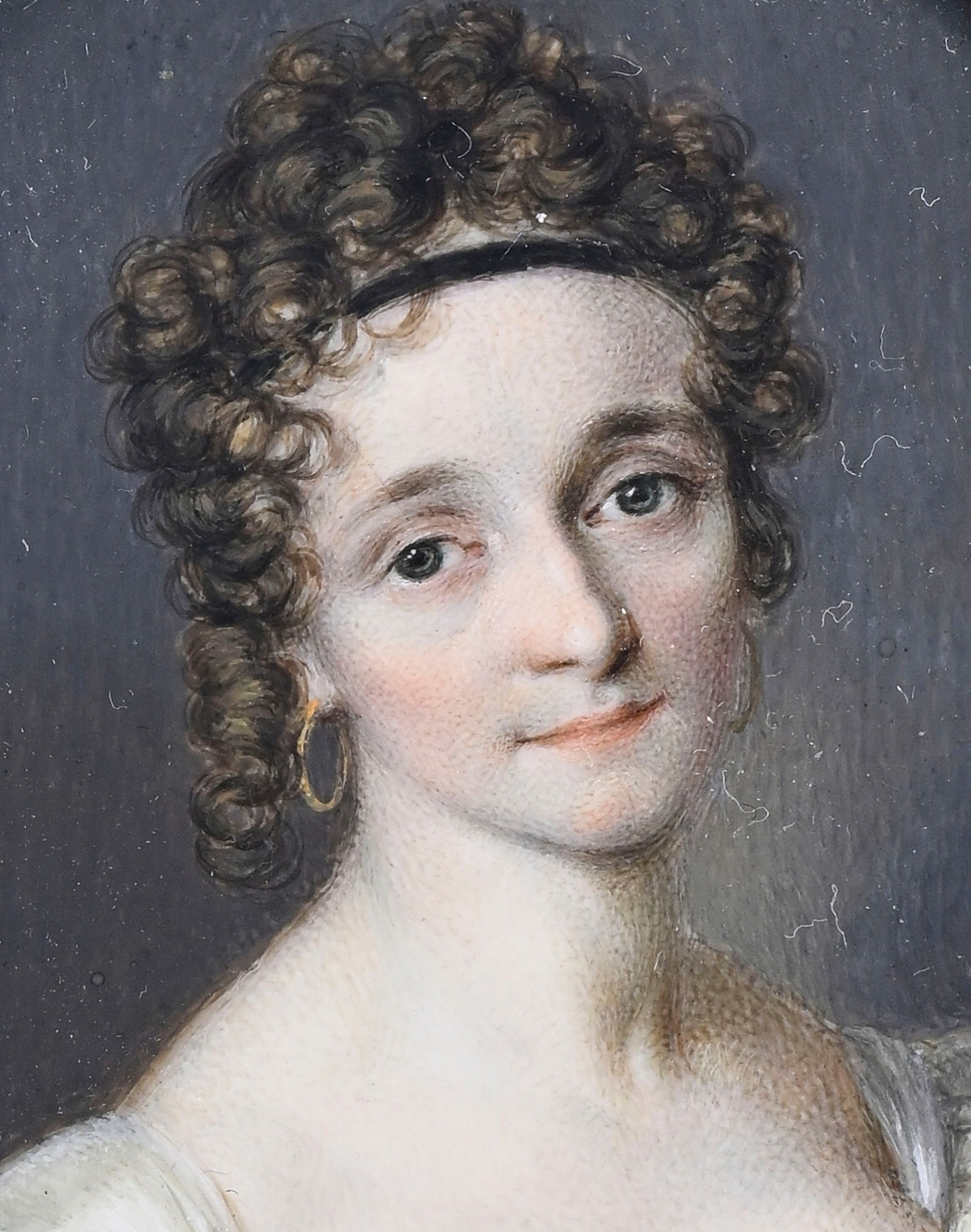Dame à la robe blanche avec créoles, portrait en miniature, cadre en or, gouache et aquare - 3