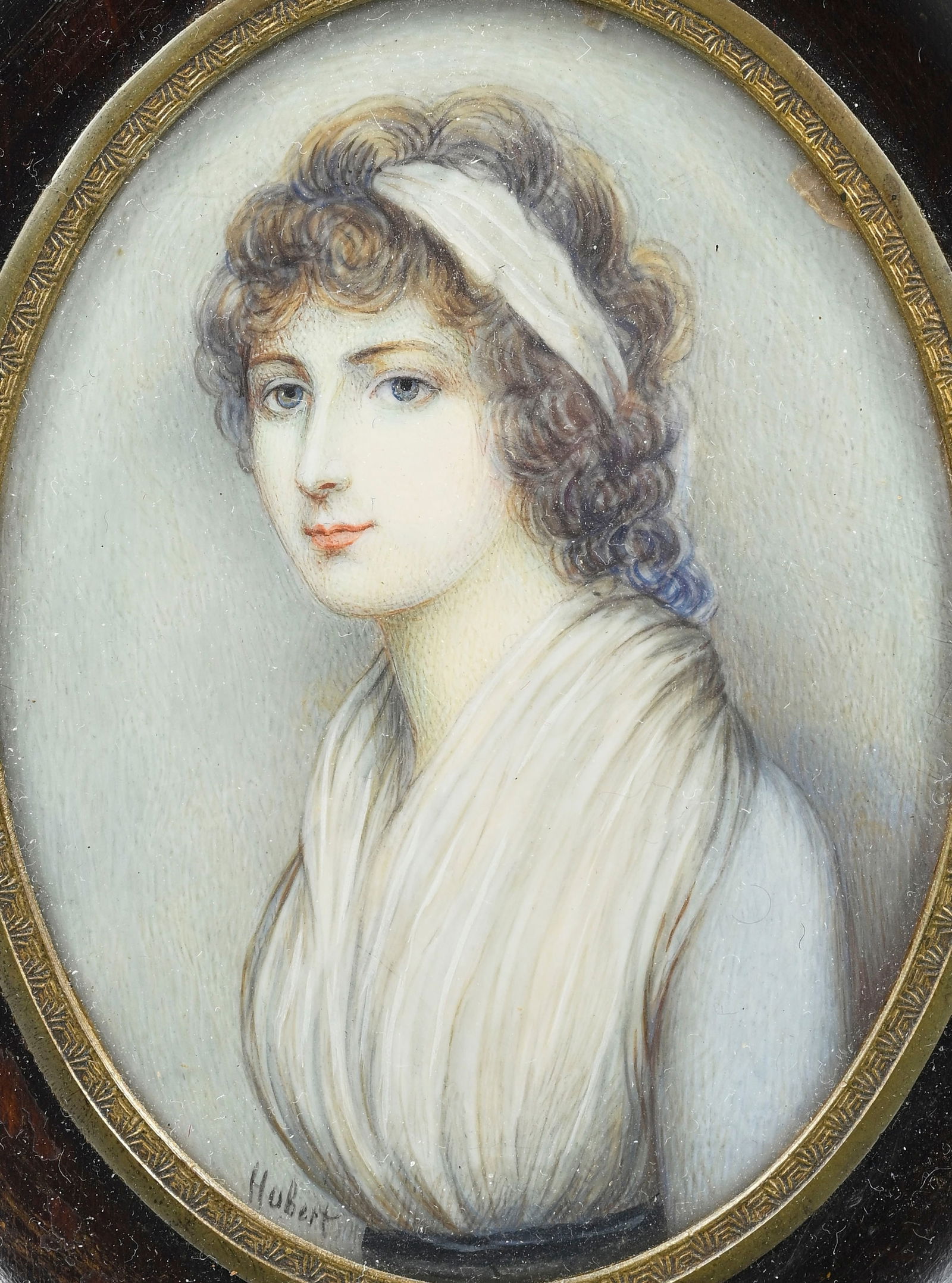 Portrait d'une dame à la robe blanche, miniature sur ivoire, signé Hubert à gauche, 8 - 2