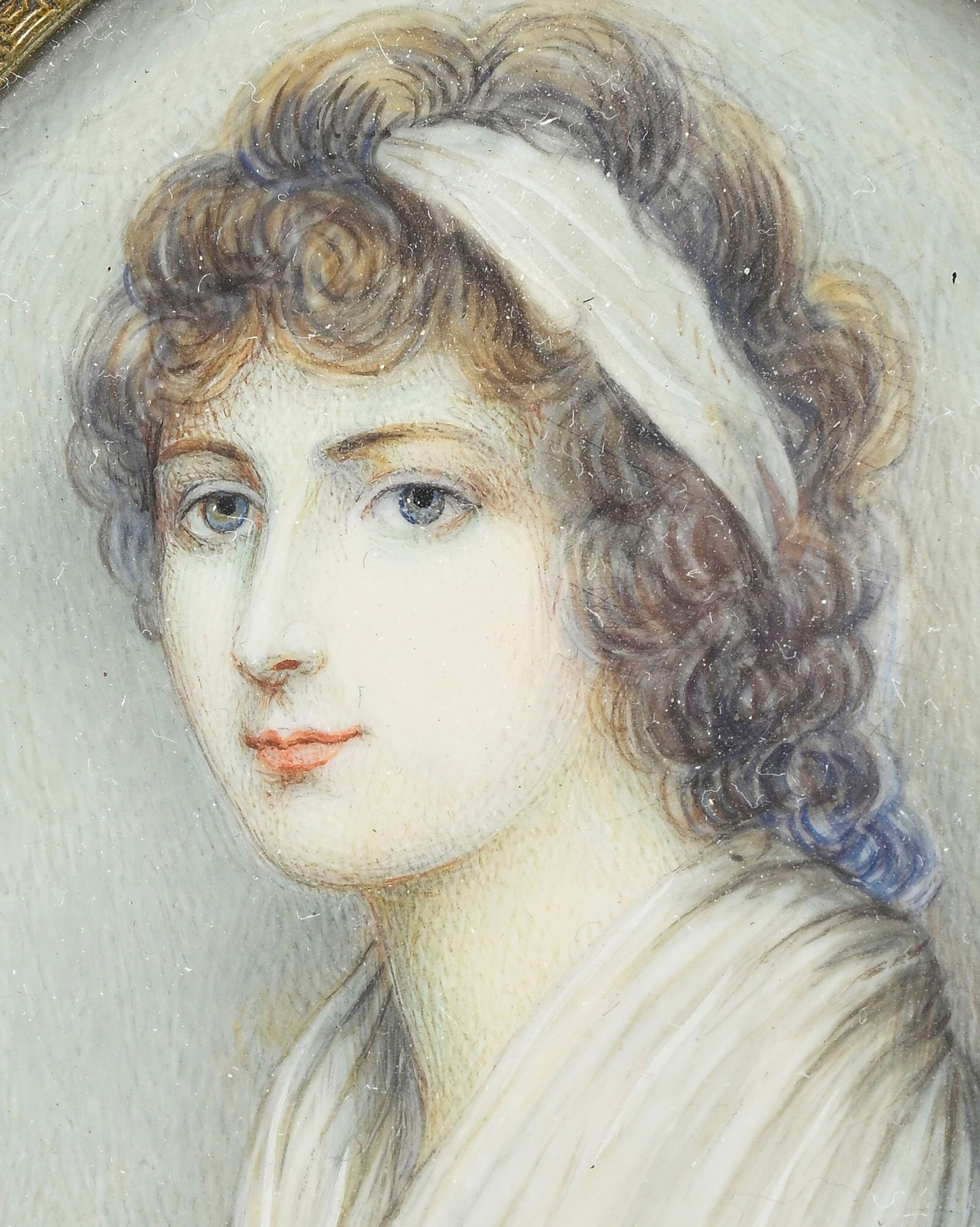 Portrait d'une dame à la robe blanche, miniature sur ivoire, signé Hubert à gauche, 8 - 3