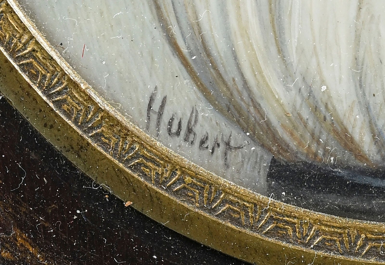 Portrait d'une dame à la robe blanche, miniature sur ivoire, signé Hubert à gauche, 8 - 4