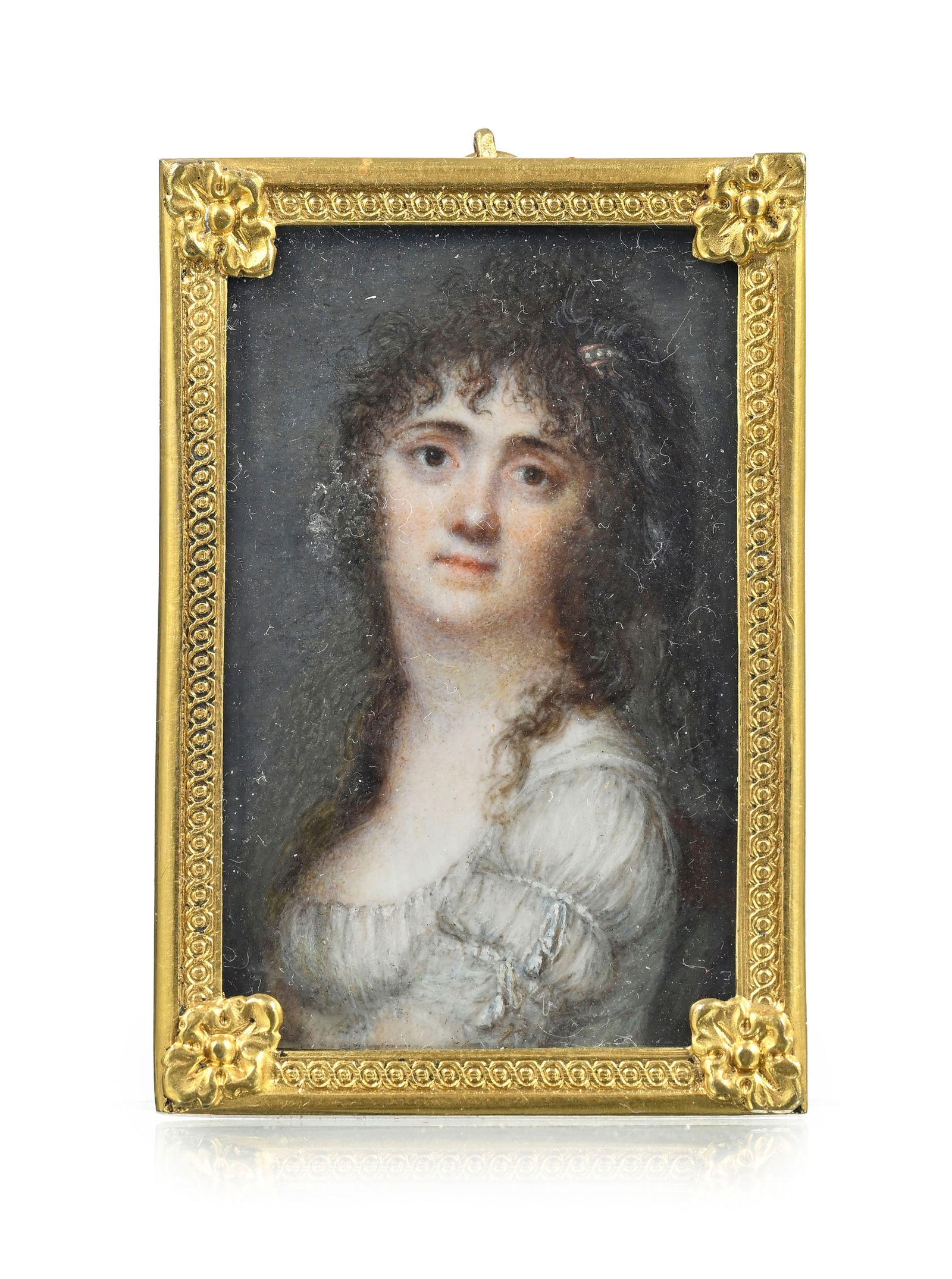 Portrait d'une dame, miniature, gouache et aquarelle sur ivoire, circa 1800, de forme rectangulaire,: Portrait d'une dame, miniature, gouache et aquarelle sur ivoire, circa 1800, de forme rectangulaire, cadre en métal doré, 5x3 cm Veuillez noter que pour le transport hors de Suisse de
