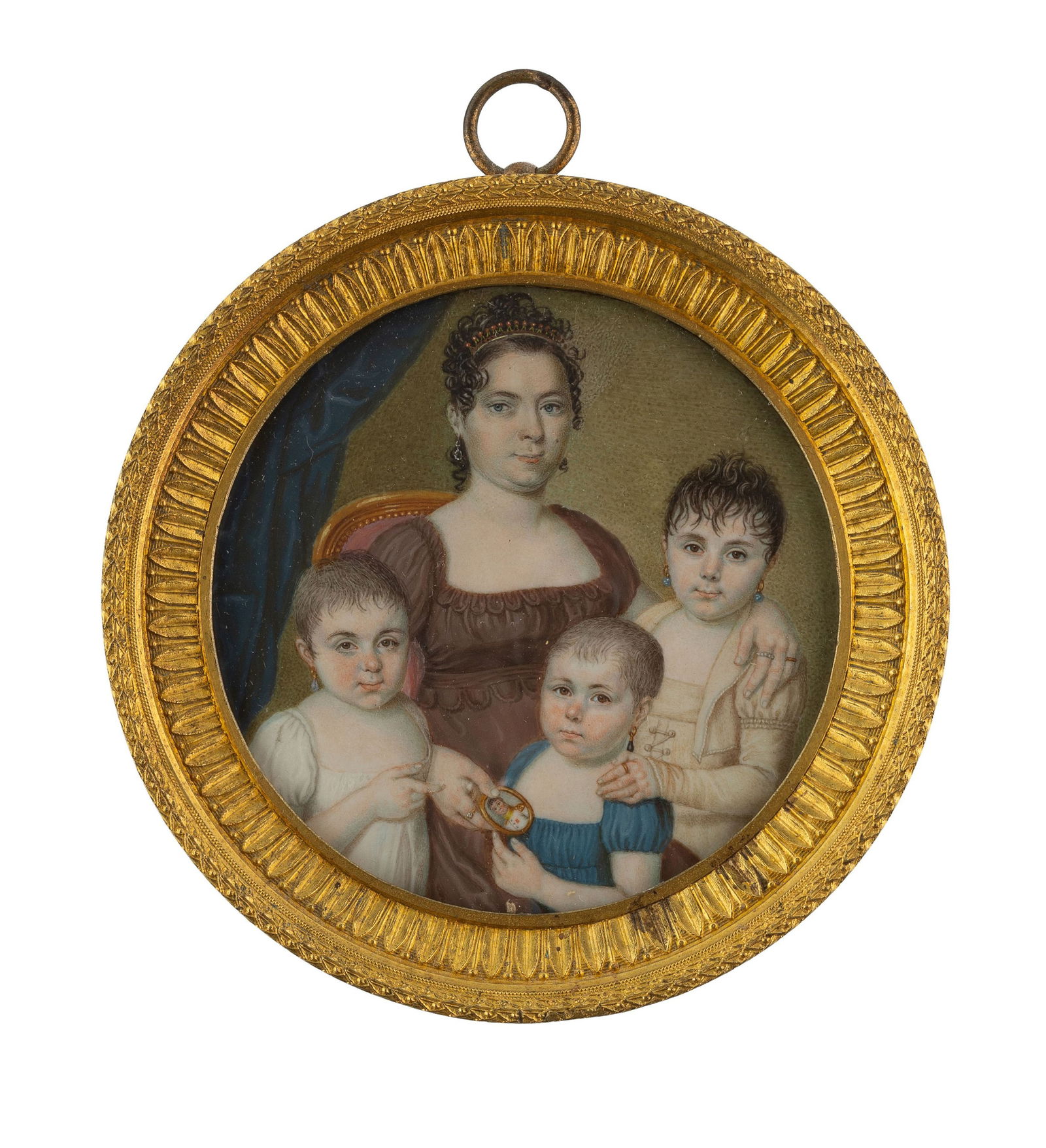 Mère avec ses 3 filles tenant une miniature du père militaire, portrait en miniature d'une: Mère avec ses 3 filles tenant une miniature du père militaire, portrait en miniature d'une famille noble, début XIXe s., gouache et aquarelle sur ivoire, diam. 7,5 cm Veuillez noter