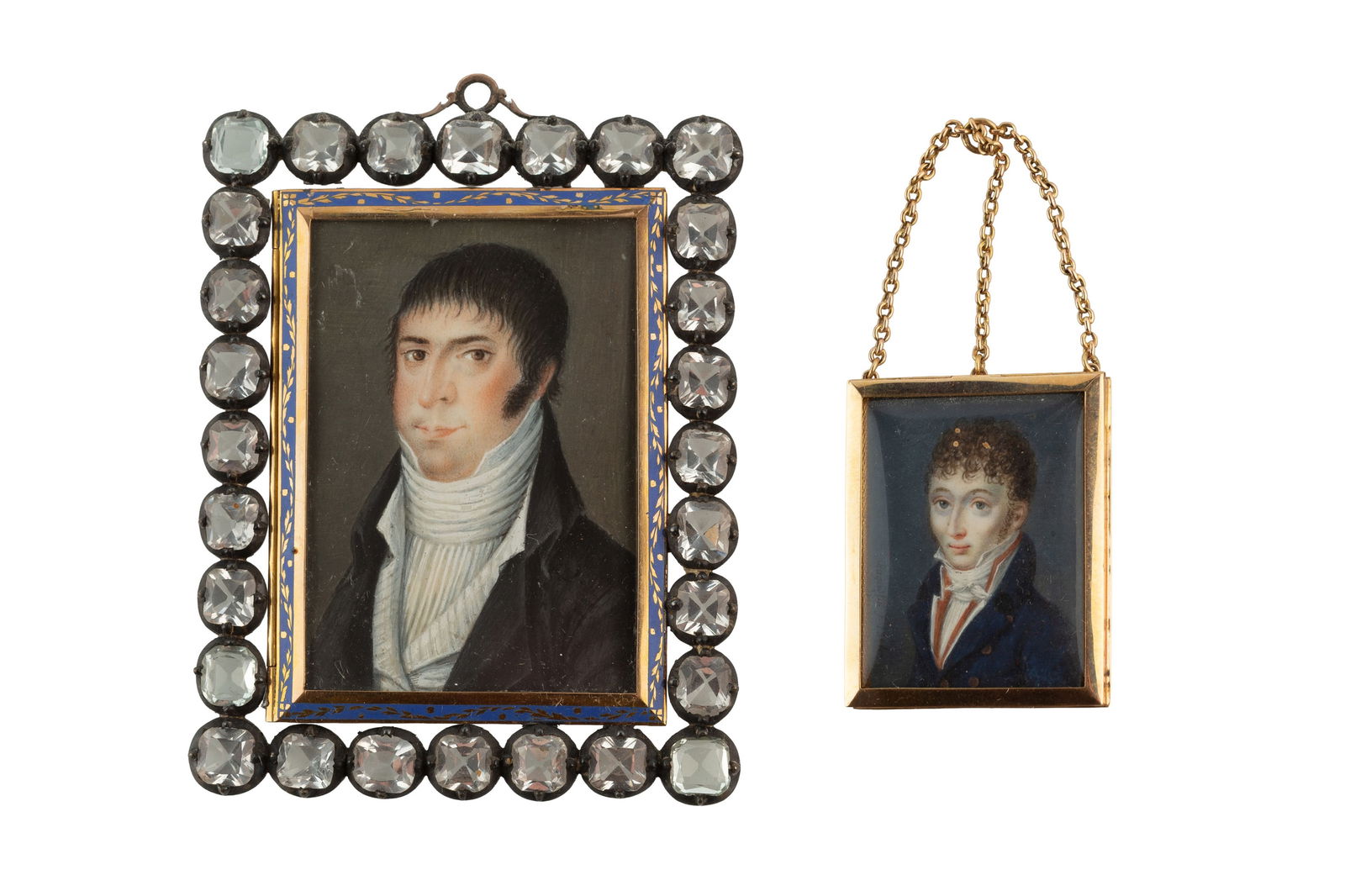 2 portraits de gentilhommes en miniature sur ivoire, début XIXe s., l'un monté en cadre do: 2 portraits de gentilhommes en miniature sur ivoire, début XIXe s., l'un monté en cadre double face en or et émail, entouré de pierres en verre facetté, l'autre dans un cadre
