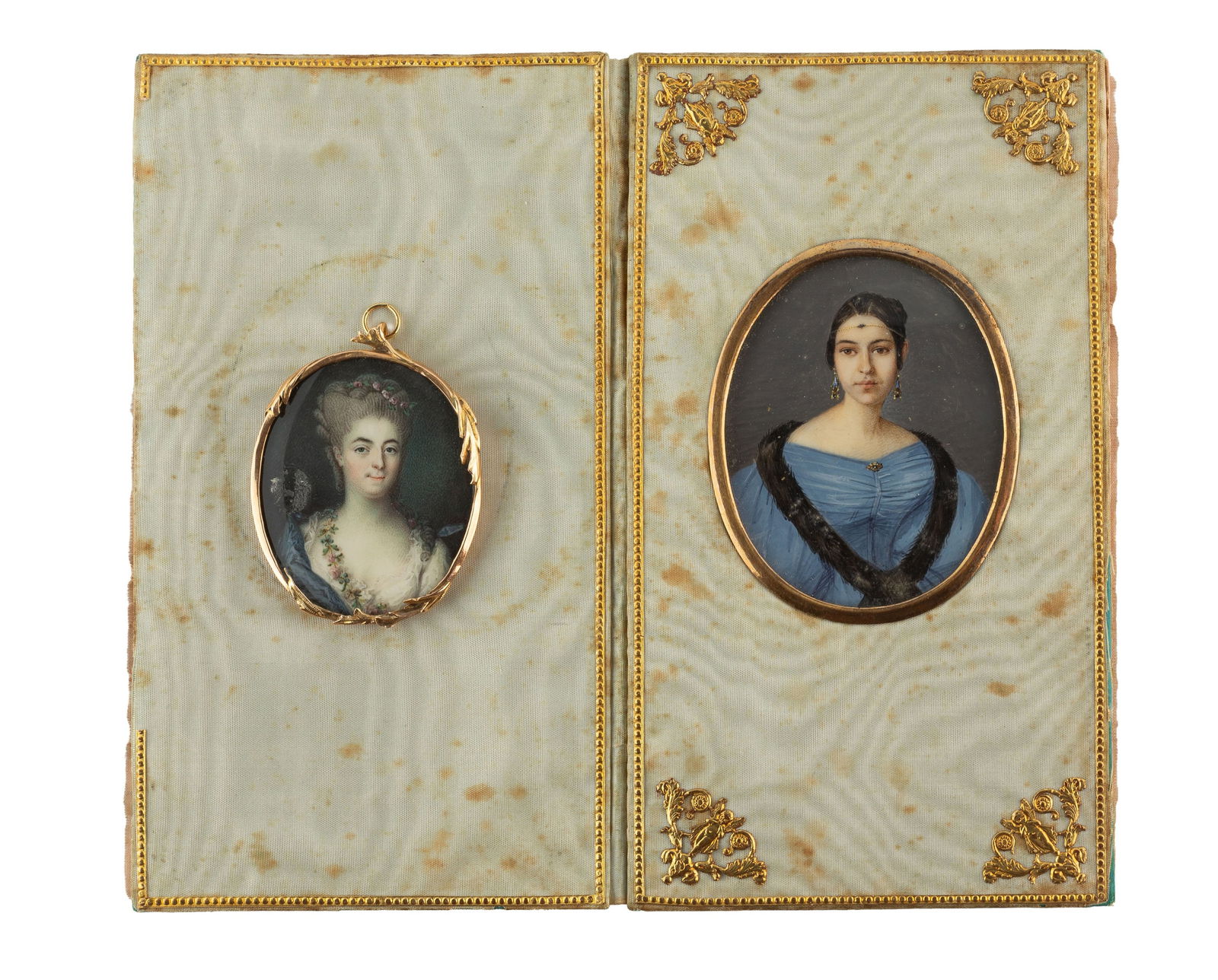 2 portraits en miniature: Marie Antoinette dans un petit cadre en or et une dame en robe bleu avec &: 2 portraits en miniature: Marie Antoinette dans un petit cadre en or et une dame en robe bleu avec étole en fourrure, présenté dans un carnet en damas bleu appliqué d'ornements