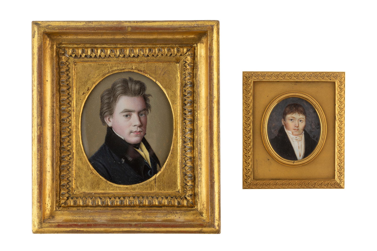 2 portraits de gentilhommes en miniature, aquarelle et gouache sur ivoire, l'un avec les initiales I: 2 portraits de gentilhommes en miniature, aquarelle et gouache sur ivoire, l'un avec les initiales I.H. et daté 1821, 7,5x6 et 4,5x3,5 cm Veuillez noter que pour le transport hors de Suisse de