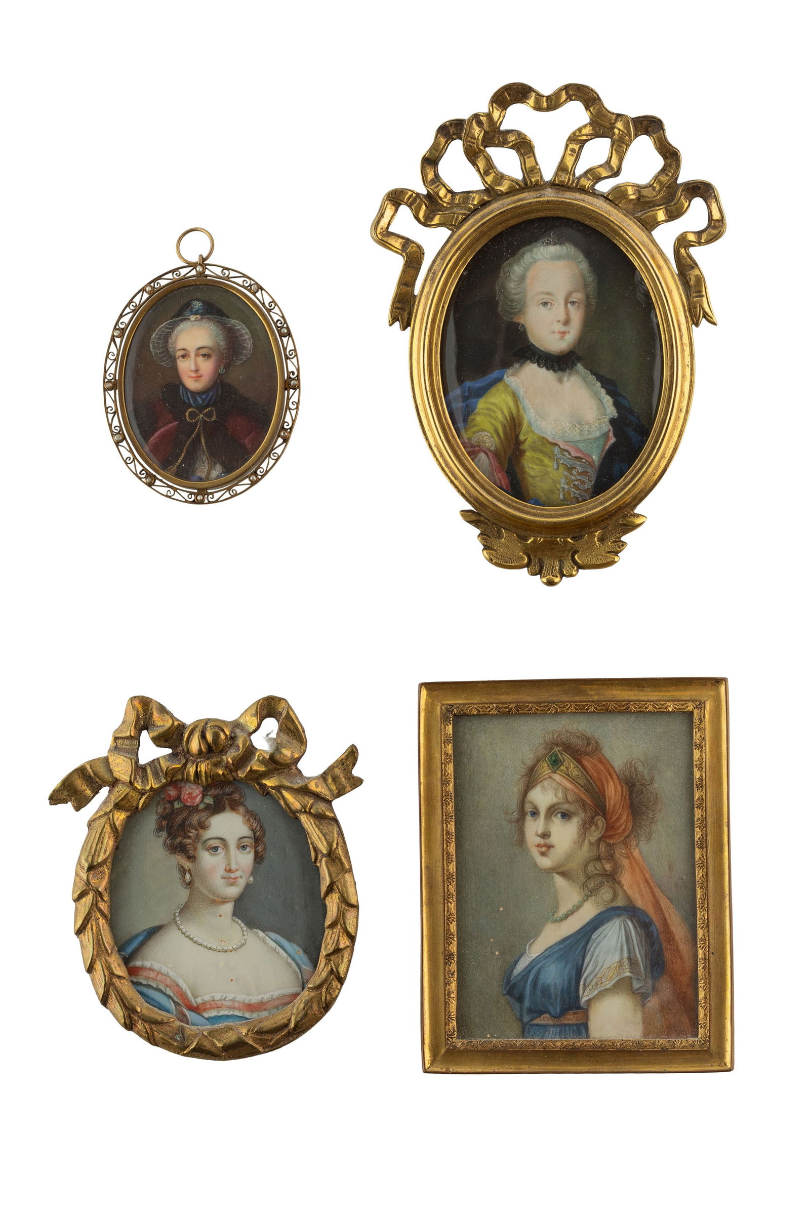 Ensemble de 4 portraits de dames en miniature, aquarelle et gouache sur ivoire, de 5x4 à 7,5x5 : Ensemble de 4 portraits de dames en miniature, aquarelle et gouache sur ivoire, de 5x4 à 7,5x5 cm Veuillez noter que pour le transport hors de Suisse de lots contenant de l’ivoire